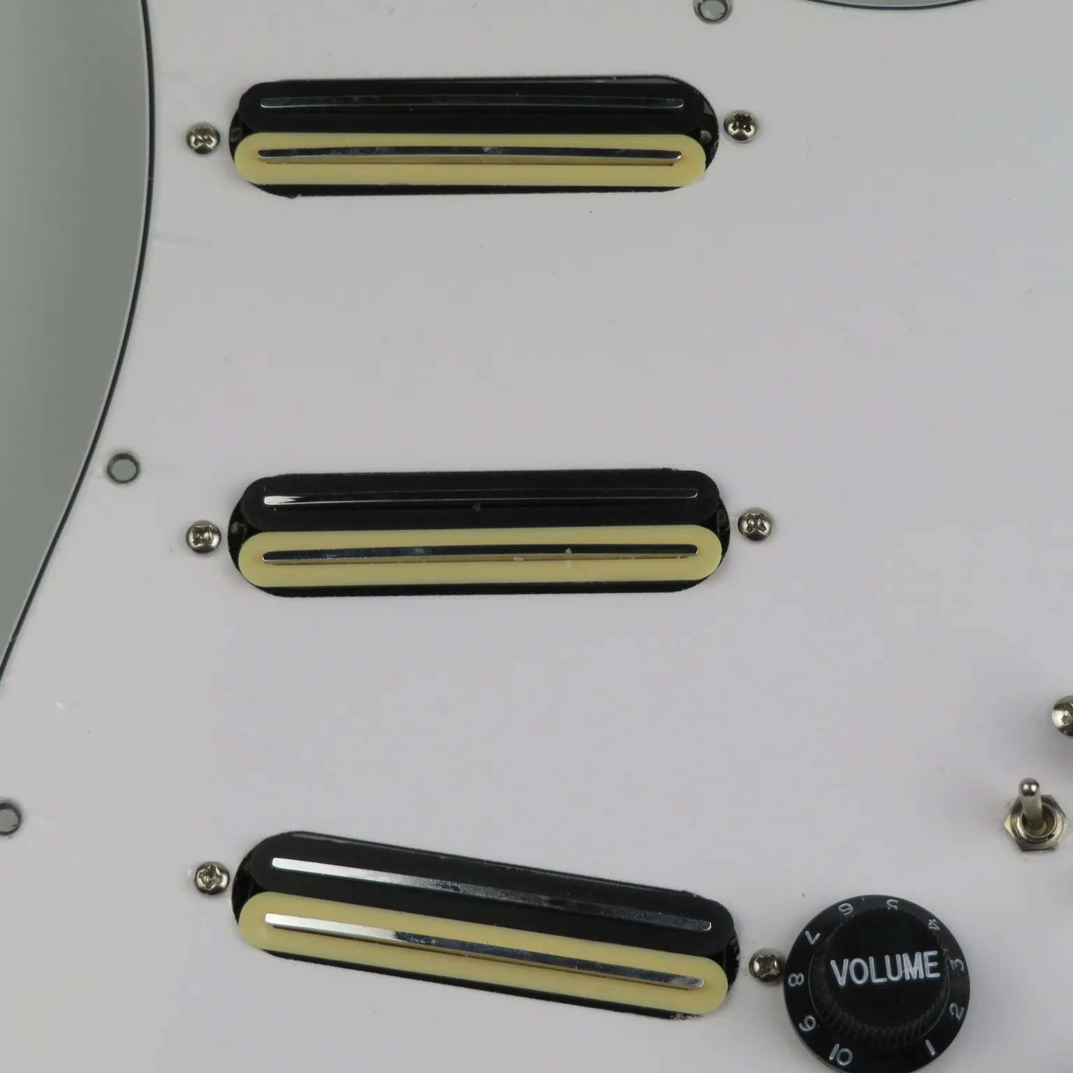 Loaded SSH Rail Pickguard Preassembled Circuit Solid White Scratch Plate Cream Vintage Rail Pickup Fit Str/at ST Guitar
Loaded SSH Rail Pickguard Preassembled Circuit Solid White Scratch Plate Cream Vintage Rail Pickup Fit Str/at ST Guitar