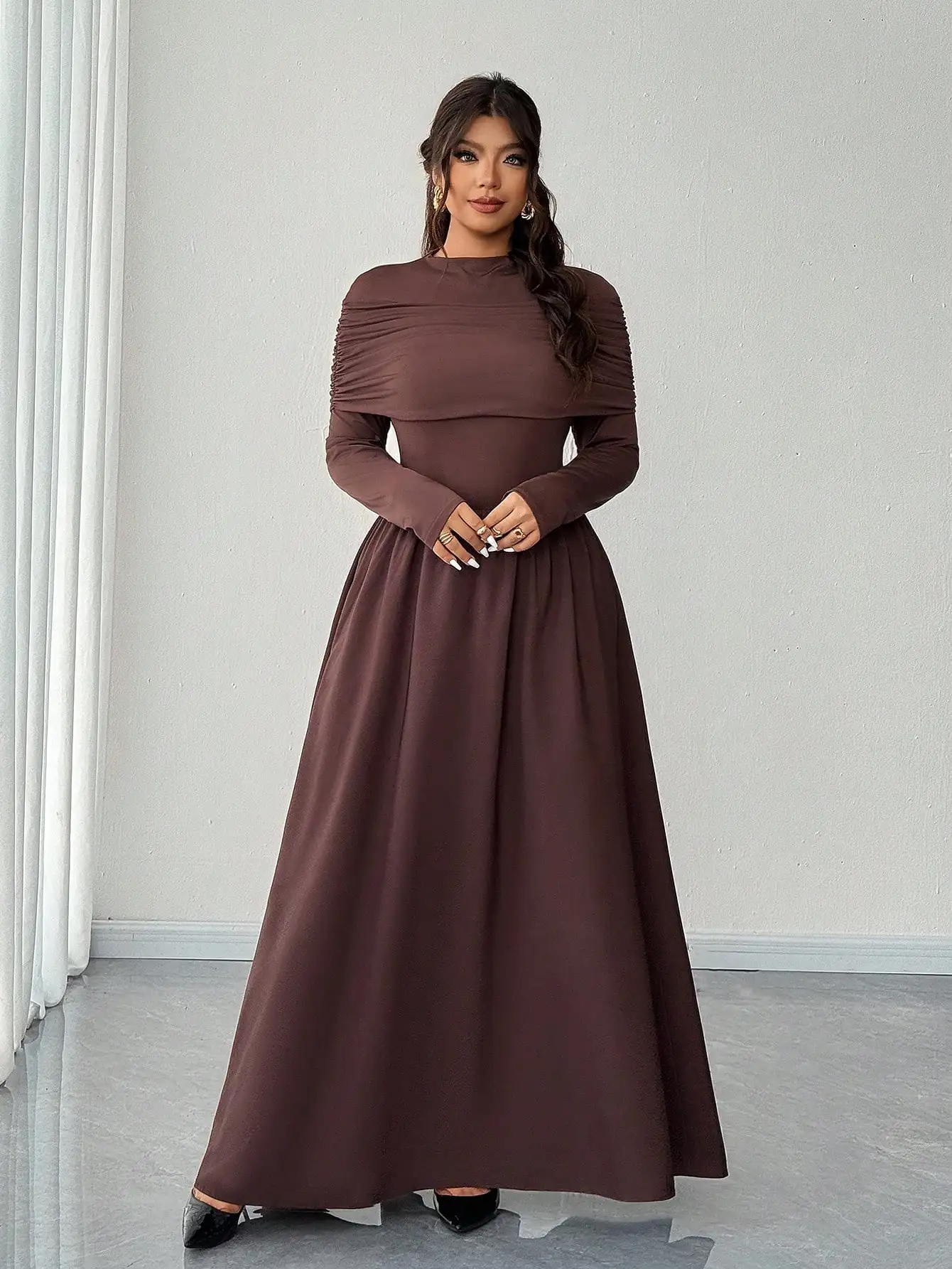 Коричневое длинное платье А-силуэта с длинными рукавами и драпированными плечами, элегантная модель для осени и зимы
Коричневое длинное платье А-силуэта с длинными рукавами и драпированными плечами, элегантная модель для осени и зимы