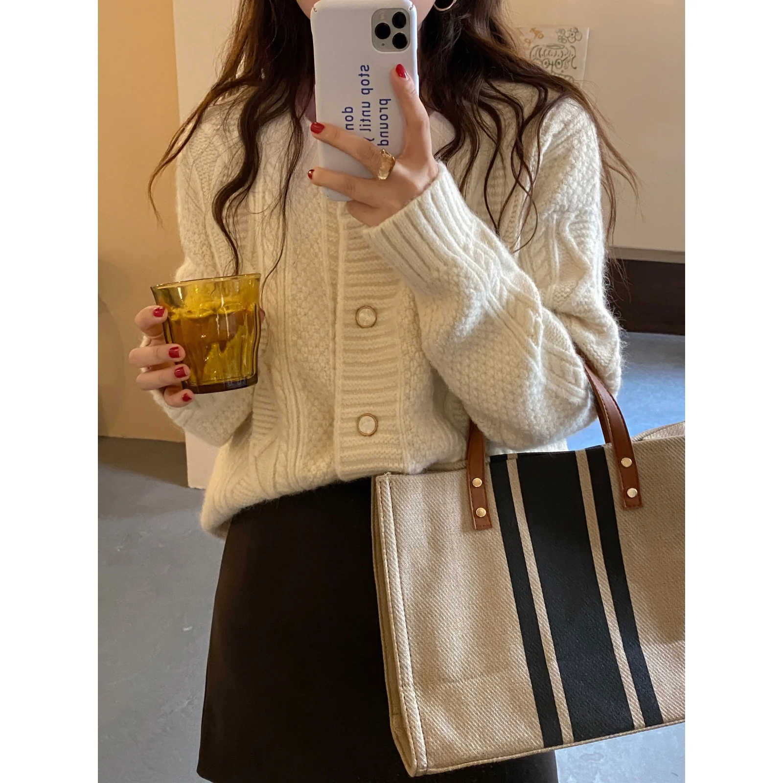 Свободный женский вязаный открытый кардиган, свитер белого цвета, весенний дизайн, верхняя одежда, пряжа с кабелями, длинная пряжа, стандартный крой
Свободный женский вязаный открытый кардиган, свитер белого цвета, весенний дизайн, верхняя одежда, пряжа с кабелями, длинная пряжа, стандартный крой