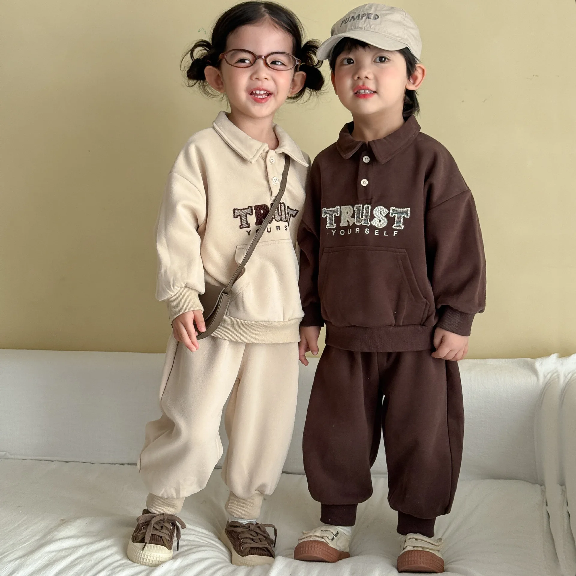 2026 Autumn New Children Long Sleeve Clothes Set Girls Letter Print Lapel Sweatshirt Set Kids Boys Casual Sweat Pants Suit
2026 Autumn New Children Long Sleeve Clothes Set Girls Letter Print Lapel Sweatshirt Set Kids Boys Casual Sweat Pants Suit