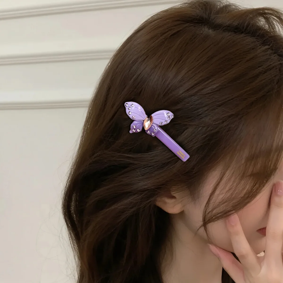 New Women's Butterfly Side Clip with Rhinestone Embellishments, Elegant and Luxurious Hair Clip for Wispy Bangs.
New Women's Butterfly Side Clip with Rhinestone Embellishments, Elegant and Luxurious Hair Clip for Wispy Bangs.