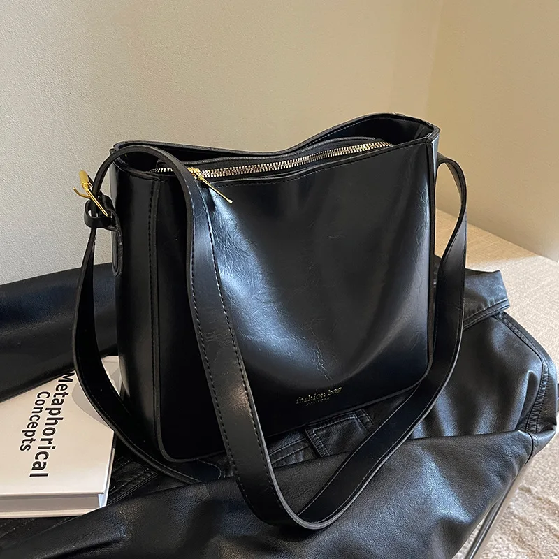 Women Large Capacity Versatile Fashion Crossbody Bag Simple Retro Bucket Bag New Autumn Winter PU Leather Single Shoulder Bag
Women Large Capacity Versatile Fashion Crossbody Bag Simple Retro Bucket Bag New Autumn Winter PU Leather Single Shoulder Bag