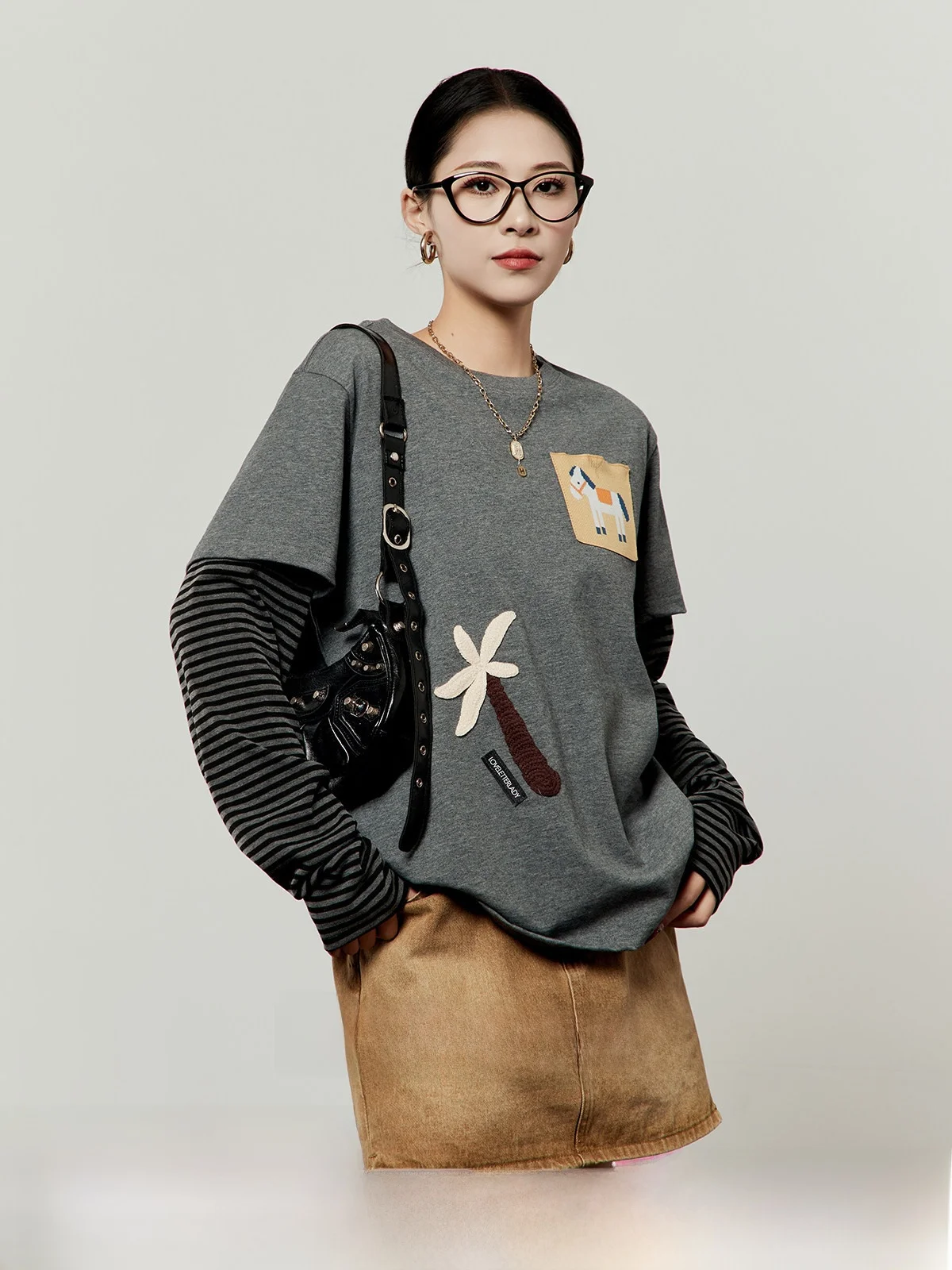 Grey Long Sleeve T-Shirt Women's Patchwork Stamp Print Casual Style Spring 2026 New Arrival Loose Fit round Neck Top
Grey Long Sleeve T-Shirt Women's Patchwork Stamp Print Casual Style Spring 2026 New Arrival Loose Fit round Neck Top