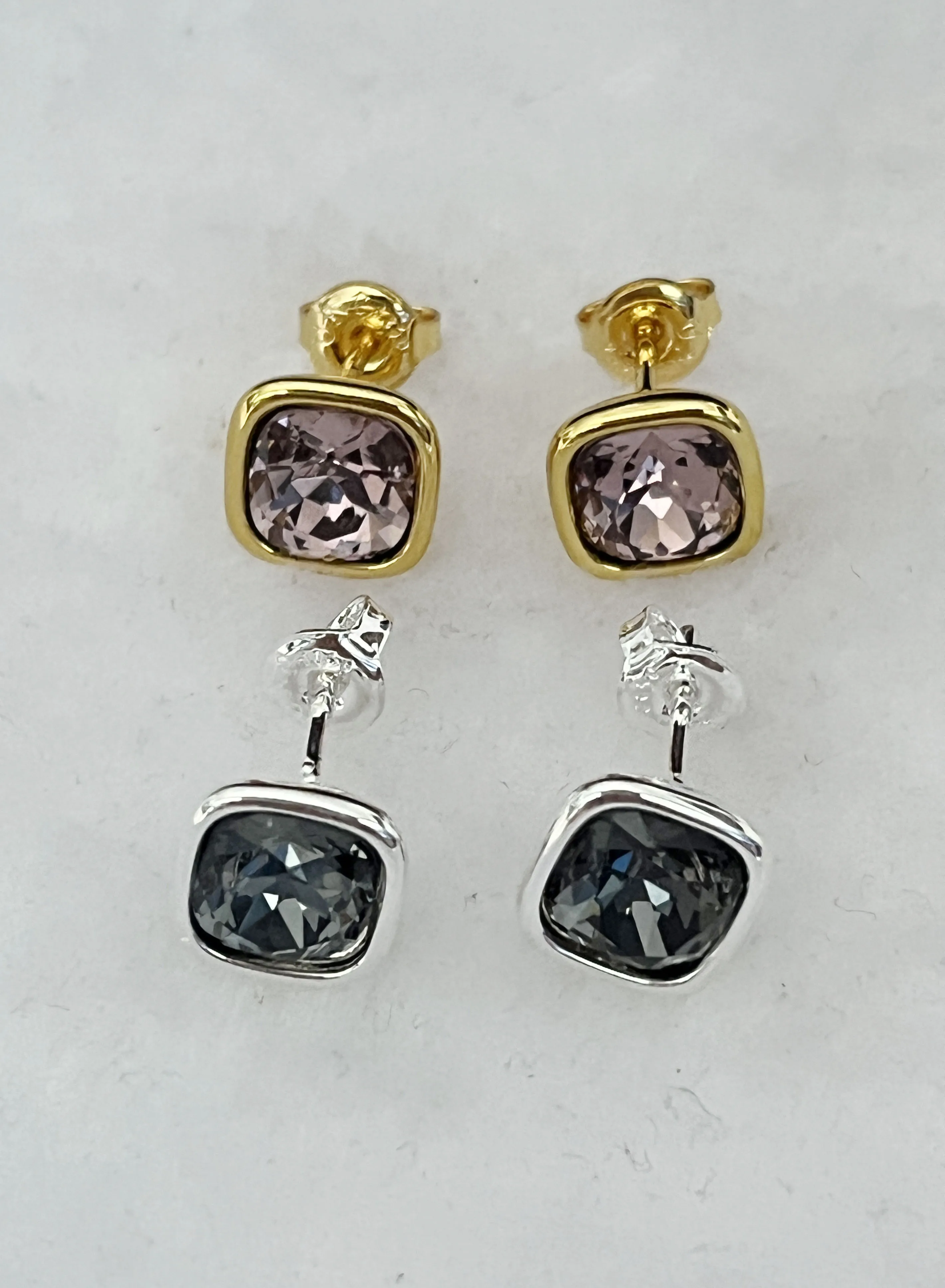 2024 European and American New UNO Popular Niche Exquisite Gemstone Earrings Women's gift
2024 European and American New UNO Popular Niche Exquisite Gemstone Earrings Women's gift