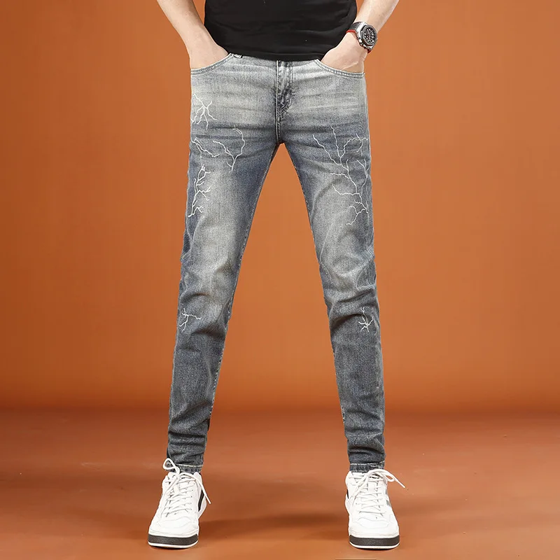 2025 New Summer Jeans Men's Trendy Brand Fashion Personality Lightning Print Slim Fit Small Foot Elastic Denim Pants
2025 New Summer Jeans Men's Trendy Brand Fashion Personality Lightning Print Slim Fit Small Foot Elastic Denim Pants