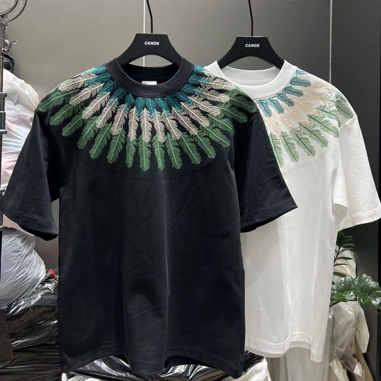Heavy Embroidery Feather round Ne ort Sve T-irt Men Women Loose Fit Summer Casual Sle Breathable Cotton Tee
Heavy Embroidery Feather round Ne ort Sve T-irt Men Women Loose Fit Summer Casual Sle Breathable Cotton Tee