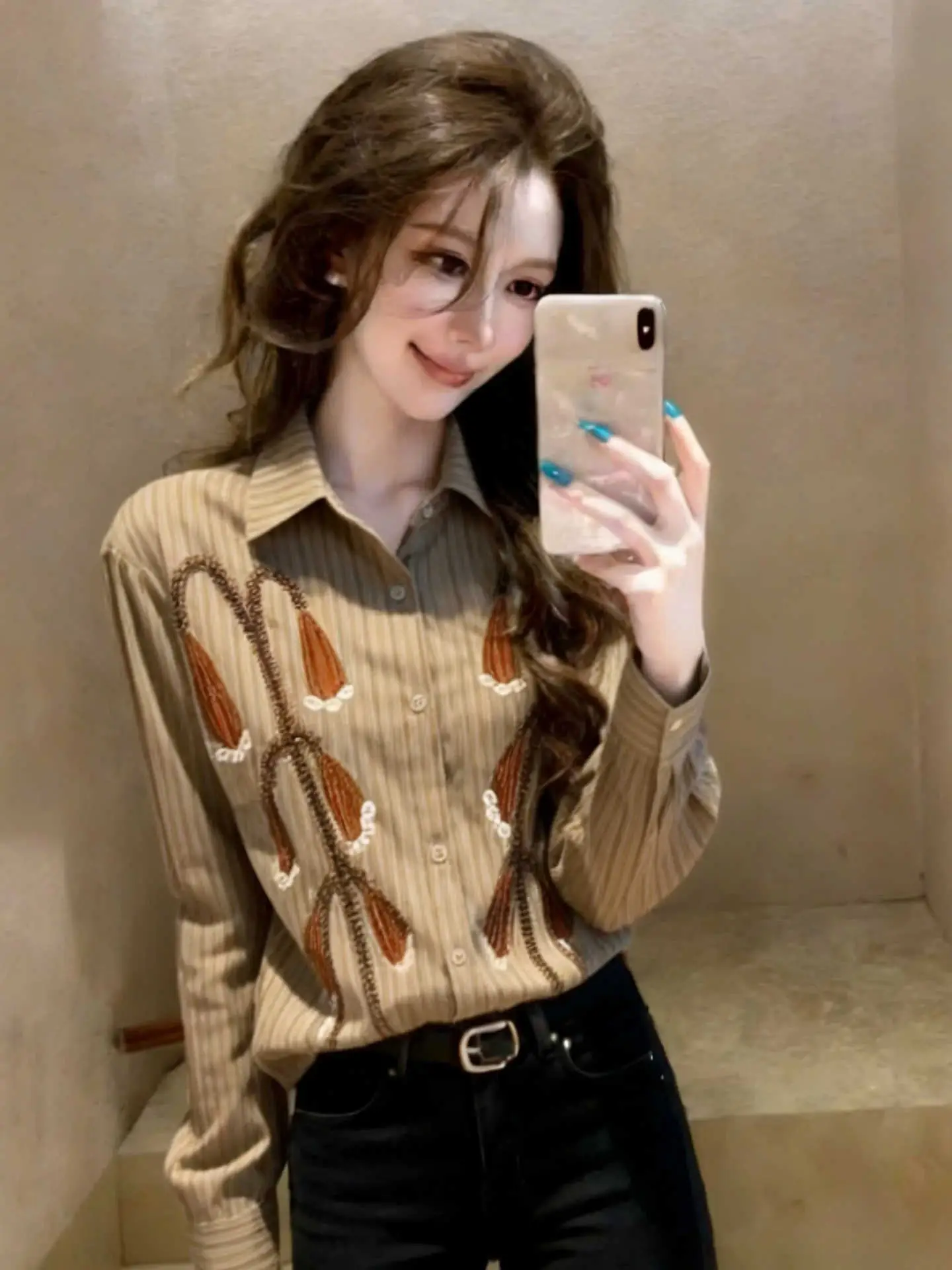 Ретро-блузка женская с вышивкой, в полоску, с длинным рукавом, отложным воротником, приталенная, красивая, модная, для повседневной носки
Ретро-блузка женская с вышивкой, в полоску, с длинным рукавом, отложным воротником, приталенная, красивая, модная, для повседневной носки