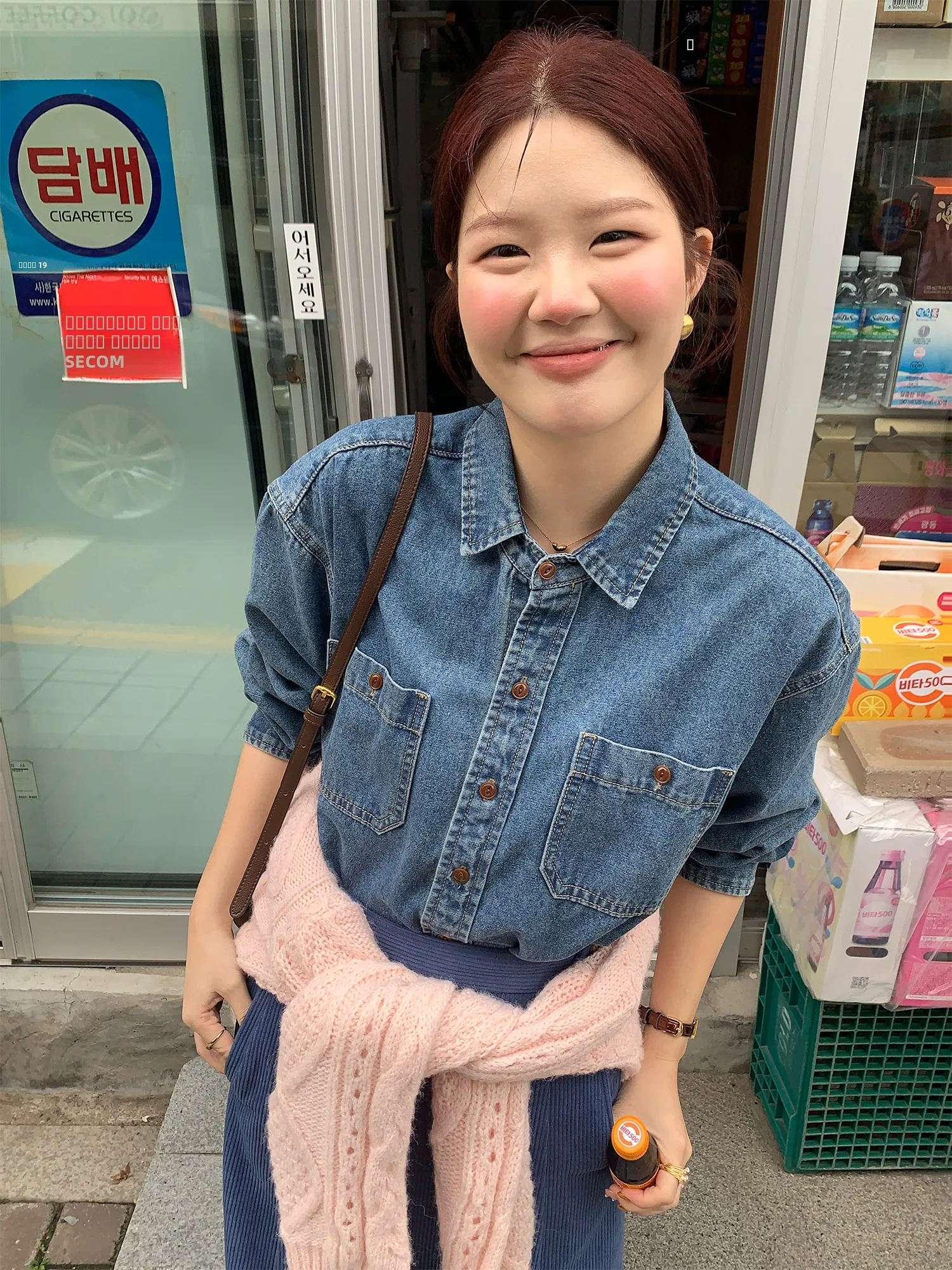 Ретро-корейская женская джинсовая рубашка, универсальная верхняя одежда с длинными рукавами, свободного кроя, с воротником, осень-зима, новинка
Ретро-корейская женская джинсовая рубашка, универсальная верхняя одежда с длинными рукавами, свободного кроя, с воротником, осень-зима, новинка