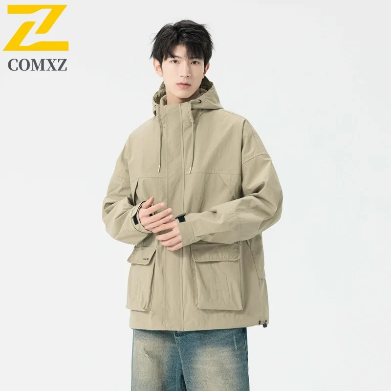 COMXZ 2025 Мужская и женская повседневная куртка для пар, осенняя модная свободная посадка, универсальное легкое удобное водонепроницаемое пальто
COMXZ 2025 Мужская и женская повседневная куртка для пар, осенняя модная свободная посадка, универсальное легкое удобное водонепроницаемое пальто