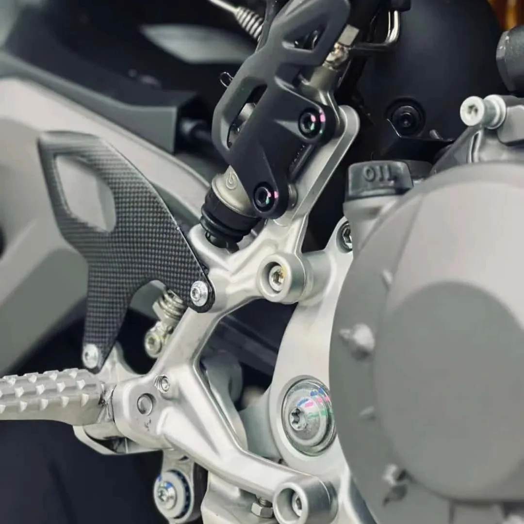 fOR Ducati Panigale V2 Streetfighter V2 2025 100% 3K Carbon Fiber Motorcycle Accessories Heel Plates Guards Rear Footrests
fOR Ducati Panigale V2 Streetfighter V2 2025 100% 3K Carbon Fiber Motorcycle Accessories Heel Plates Guards Rear Footrests