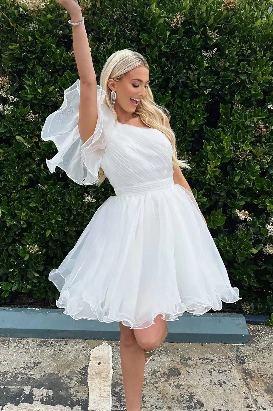 One-Shoulder Ruffles A-Line Mini Homecoming Dress Above Knee Wedding Dress A-line Graduation vestidos coctel elegante
One-Shoulder Ruffles A-Line Mini Homecoming Dress Above Knee Wedding Dress A-line Graduation vestidos coctel elegante