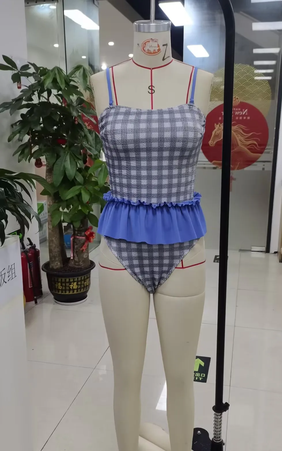 Women's Smocked Bodysuit Swimsuits Fashionable Sleeveless Solid Color/Plaid Bandeau/Cami Bathing Suit
Women's Smocked Bodysuit Swimsuits Fashionable Sleeveless Solid Color/Plaid Bandeau/Cami Bathing Suit