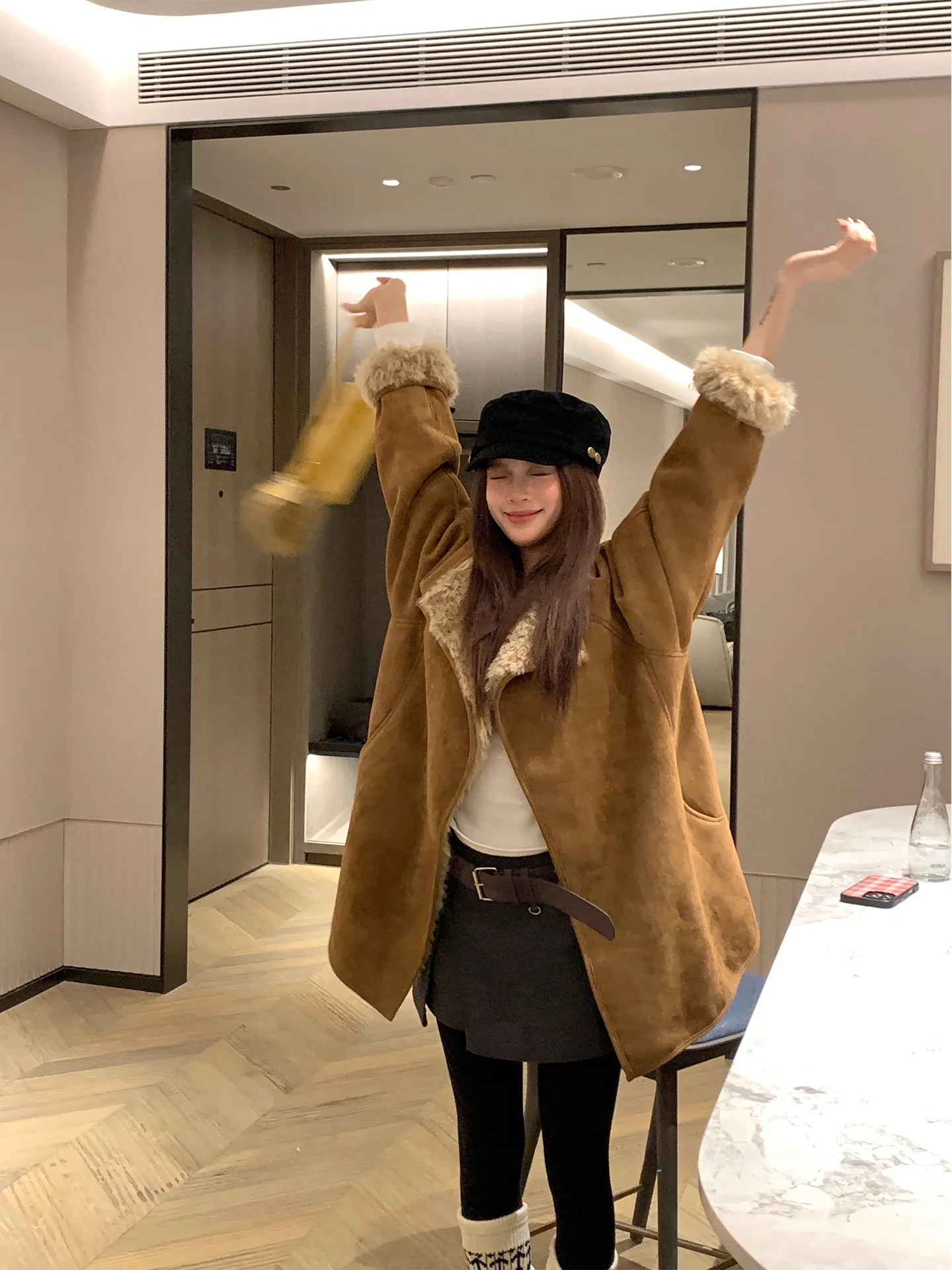 Теплое пушистое женское пальто с воротником-стойкой, свободного кроя, с зауженной талией, зимнее, новое, повседневное, с длинными рукавами, на молнии
Теплое пушистое женское пальто с воротником-стойкой, свободного кроя, с зауженной талией, зимнее, новое, повседневное, с длинными рукавами, на молнии