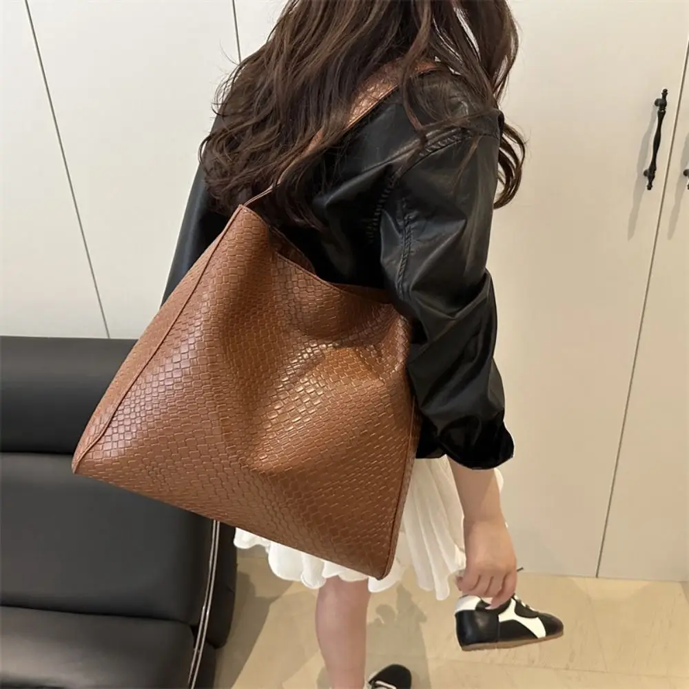 Casual Solid Color Pu Leather Tote Bag Woven Pattern Vintage Shoulder Bag Leisure Large Capacity Women's Handbag Work
Casual Solid Color Pu Leather Tote Bag Woven Pattern Vintage Shoulder Bag Leisure Large Capacity Women's Handbag Work