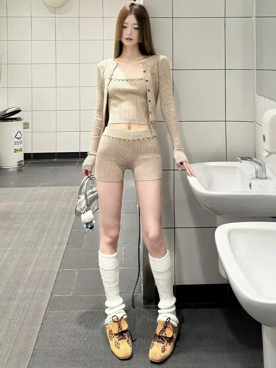 3 Piece Sets Womens Outfits Spring High-end Designed Retro Style Slim Long-sleeved Knitted Cardigan Top + Casual Vest + Shorts
3 Piece Sets Womens Outfits Spring High-end Designed Retro Style Slim Long-sleeved Knitted Cardigan Top + Casual Vest + Shorts