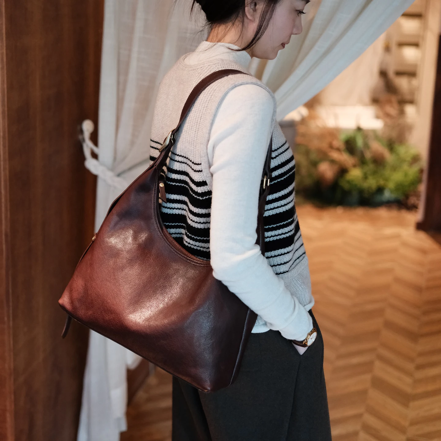 simple vintage high quality genuine leather women's shoulder bag weekend shopping real cow leather large-capacity underarm bag
simple vintage high quality genuine leather women's shoulder bag weekend shopping real cow leather large-capacity underarm bag