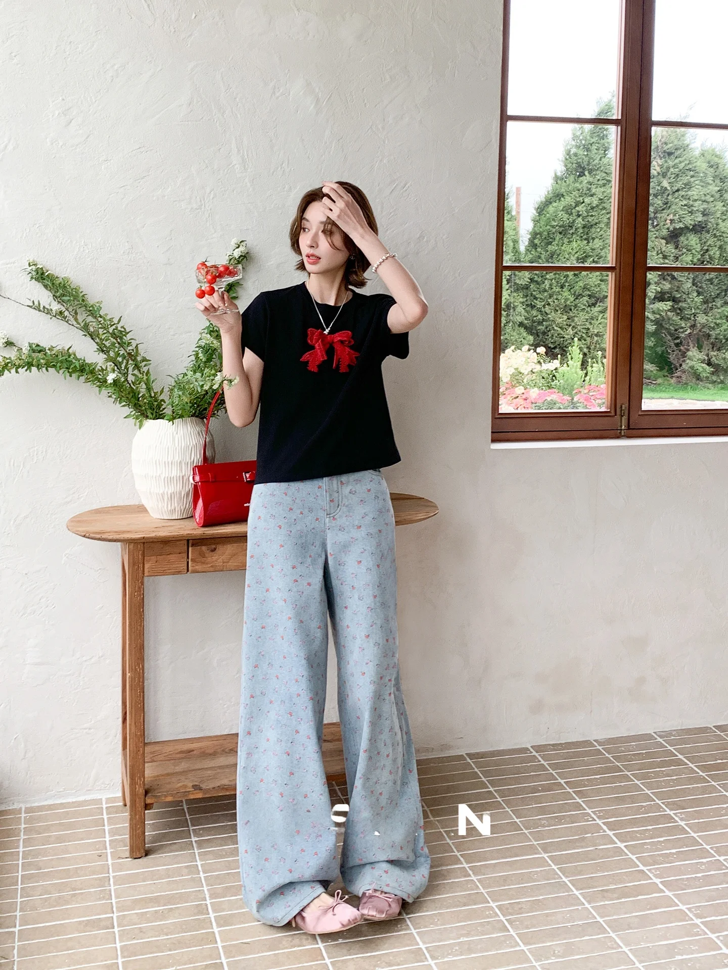 Ruth's Lucky Mom Jeans Women's Vintage Washed Wide Leg Spring Style Cotton Natural Waist Button Closure Floral Pattern
Ruth's Lucky Mom Jeans Women's Vintage Washed Wide Leg Spring Style Cotton Natural Waist Button Closure Floral Pattern