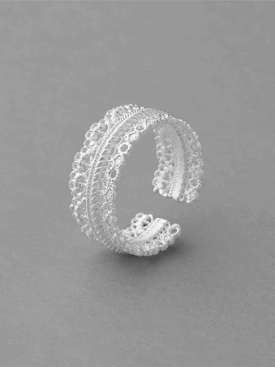 Lace Trim Ring Wide Version Pure Silver S925 Vintage Style Floral Pattern round Shape Fashionable Jewelry for Women
Lace Trim Ring Wide Version Pure Silver S925 Vintage Style Floral Pattern round Shape Fashionable Jewelry for Women
