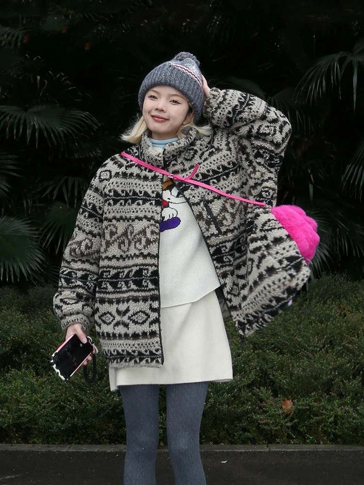 Уникальная женская куртка из овечьей шерсти для колледжа, теплая верхняя одежда, новинка зимы, специальное хлопковое пальто с мехом, элегантное женское.
Уникальная женская куртка из овечьей шерсти для колледжа, теплая верхняя одежда, новинка зимы, специальное хлопковое пальто с мехом, элегантное женское.