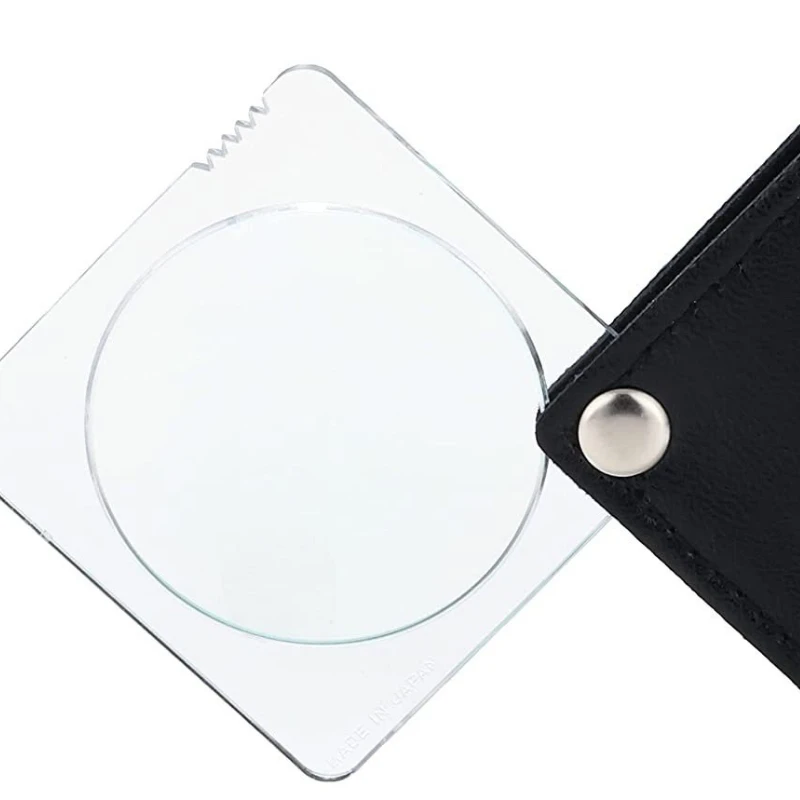 Pocket reading book magnifying glass square high definition elderly students look at mobile phones
Pocket reading book magnifying glass square high definition elderly students look at mobile phones
