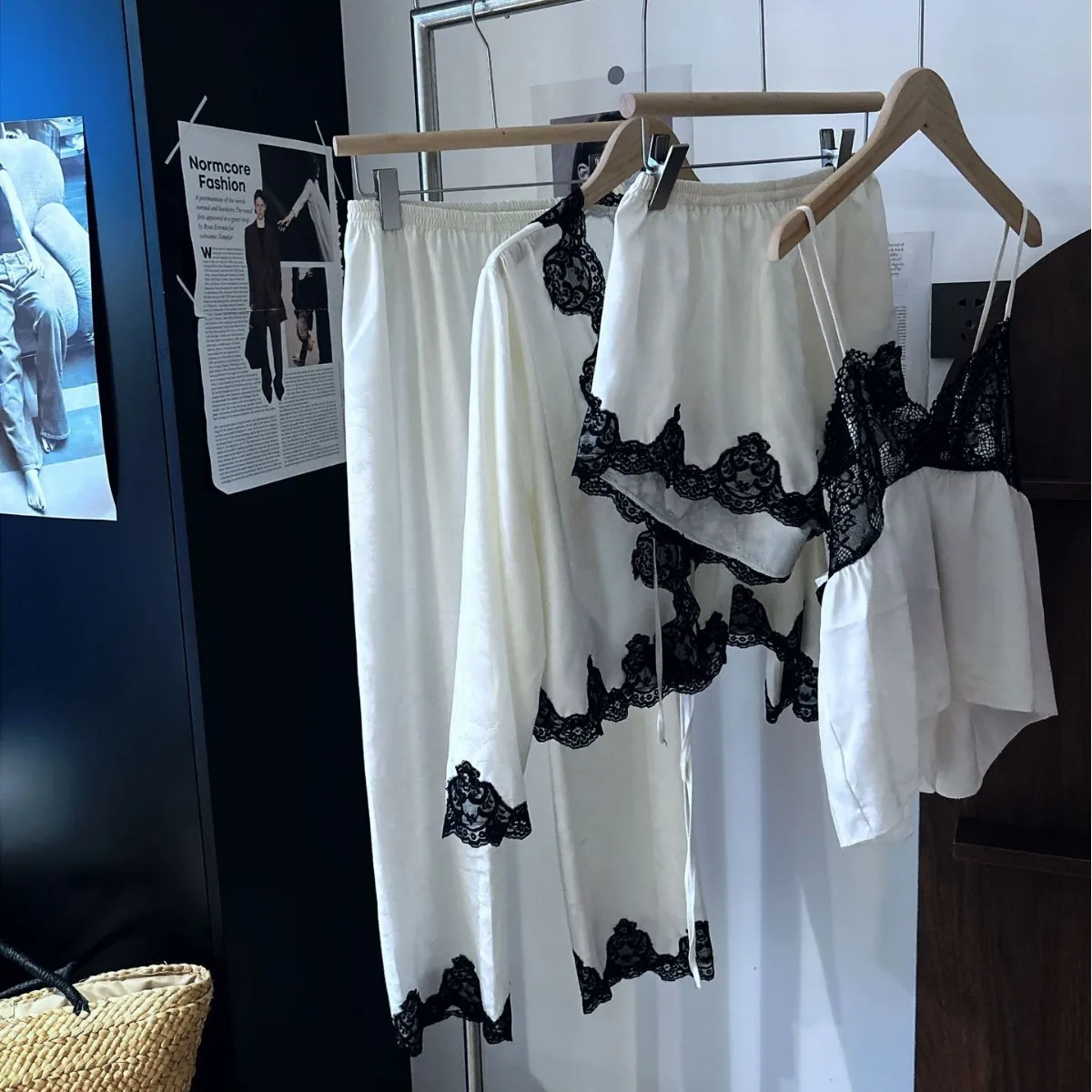 Summer ice silk French sexy pajamas women's home service suit thin pure lace pajamas four-piece suit
Summer ice silk French sexy pajamas women's home service suit thin pure lace pajamas four-piece suit