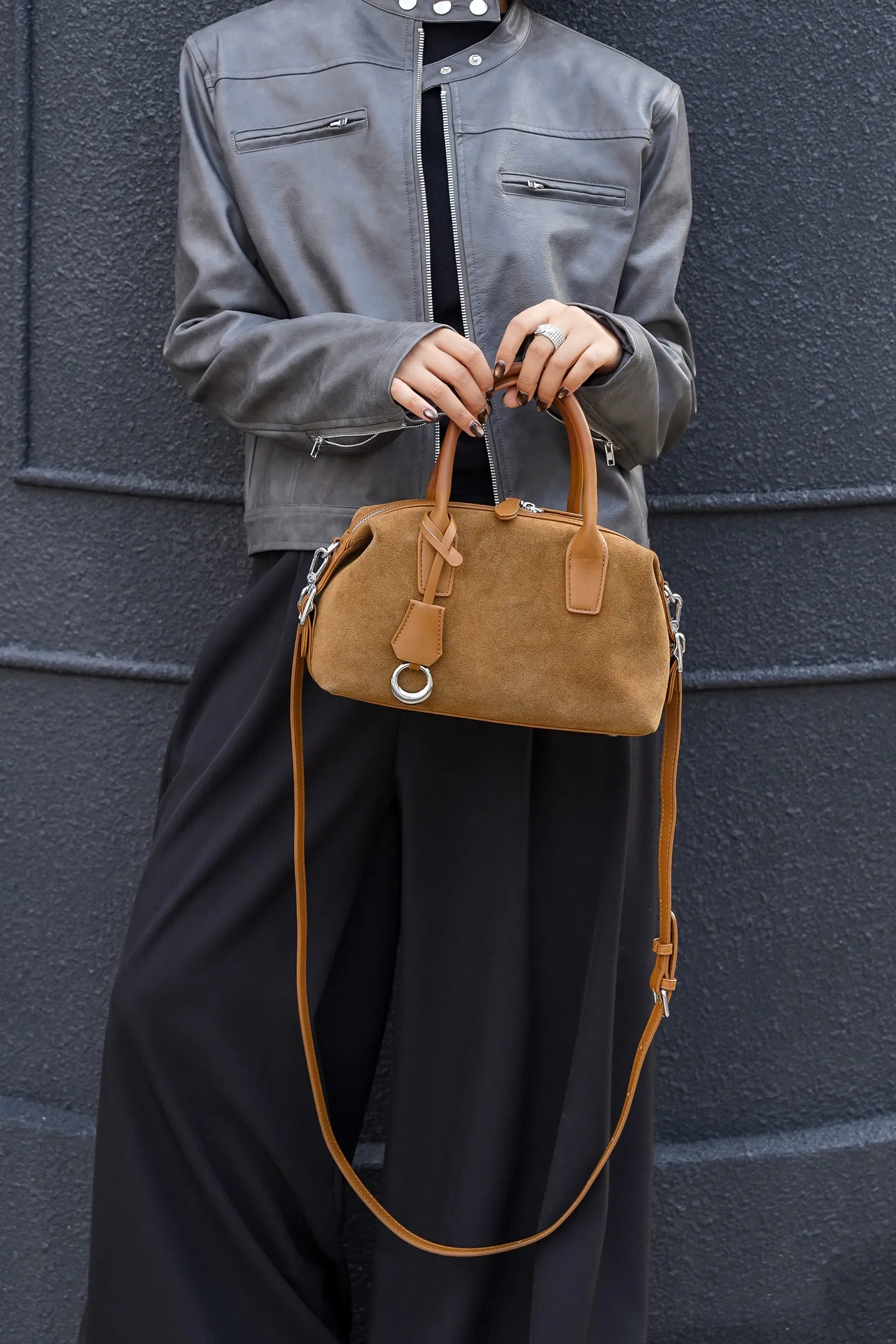 Cross-border new autumn and winter women's Boston bag, genuine top-layer suede cow leather retro handbag with crossbody strap fo
Cross-border new autumn and winter women's Boston bag, genuine top-layer suede cow leather retro handbag with crossbody strap fo
