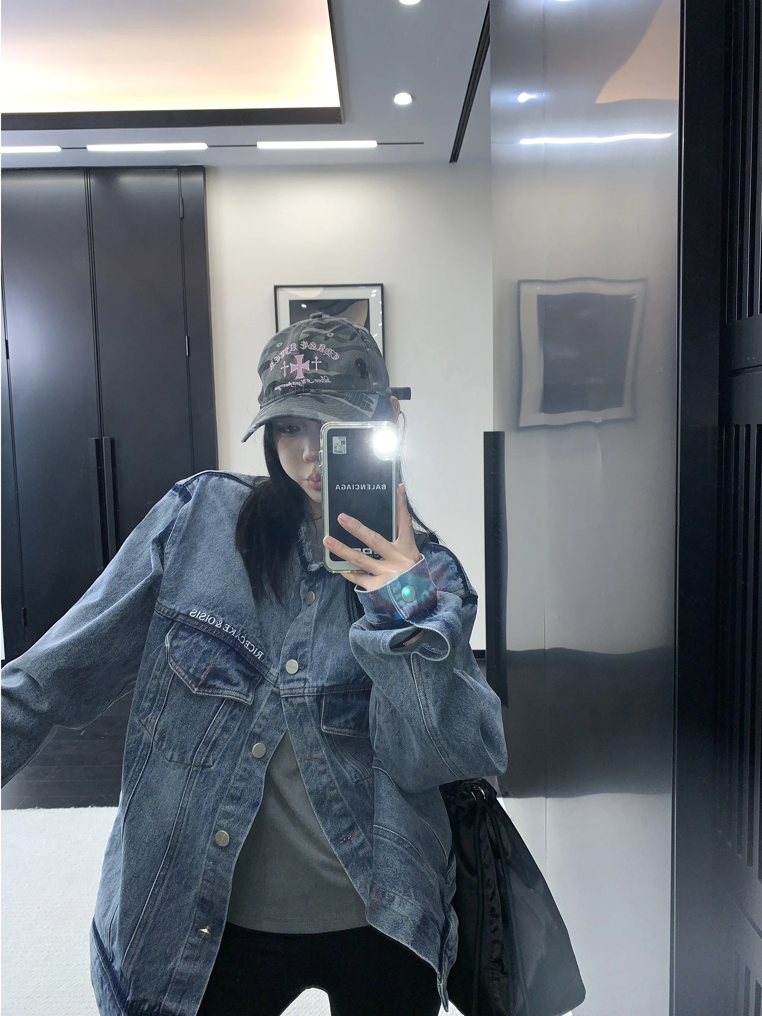 Retro Washed Distressed round Neck Denim Jacket Women's Loose American Loose Feel Jacket Spring Season Cotton Long Sleeve
Retro Washed Distressed round Neck Denim Jacket Women's Loose American Loose Feel Jacket Spring Season Cotton Long Sleeve
