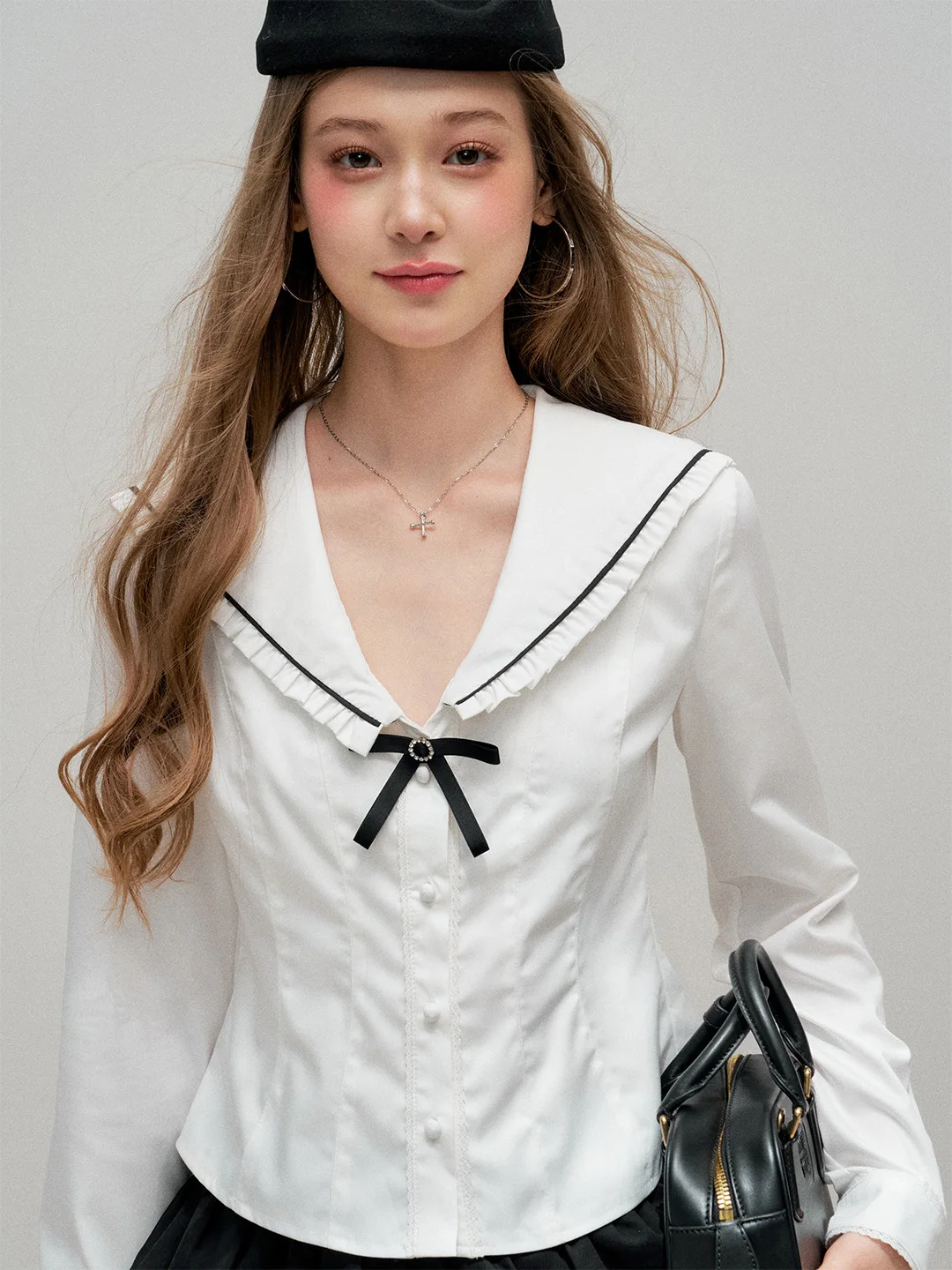 Белая женская блузка с длинным рукавом, темно-синим воротником и узлом, премиум-класса, модная, для офиса, дышащая, тонкая, матовая
Белая женская блузка с длинным рукавом, темно-синим воротником и узлом, премиум-класса, модная, для офиса, дышащая, тонкая, матовая