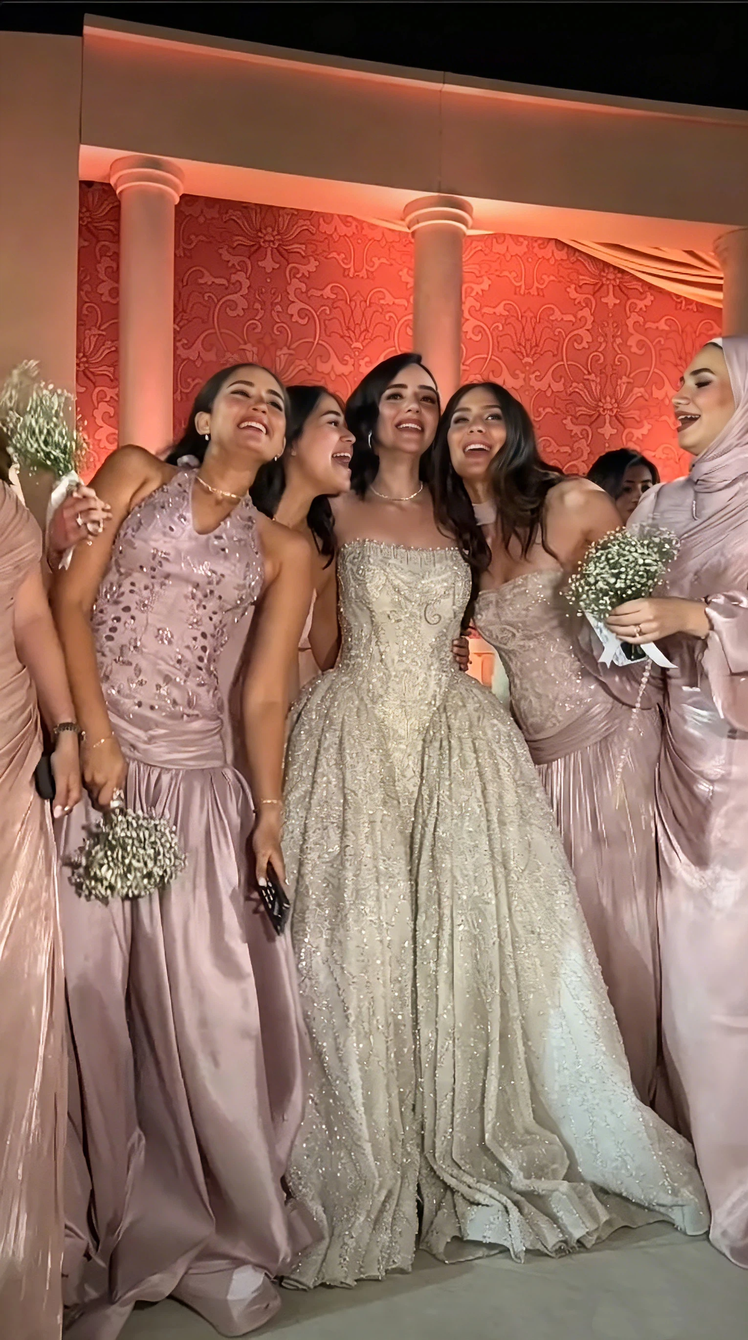 Luxury Strapless Beaded Ball Gown Wedding Dress Sparkly Champagne Bridal Gown with Full Skirt Vestido De Novia 2026 Customized
Luxury Strapless Beaded Ball Gown Wedding Dress Sparkly Champagne Bridal Gown with Full Skirt Vestido De Novia 2026 Customized