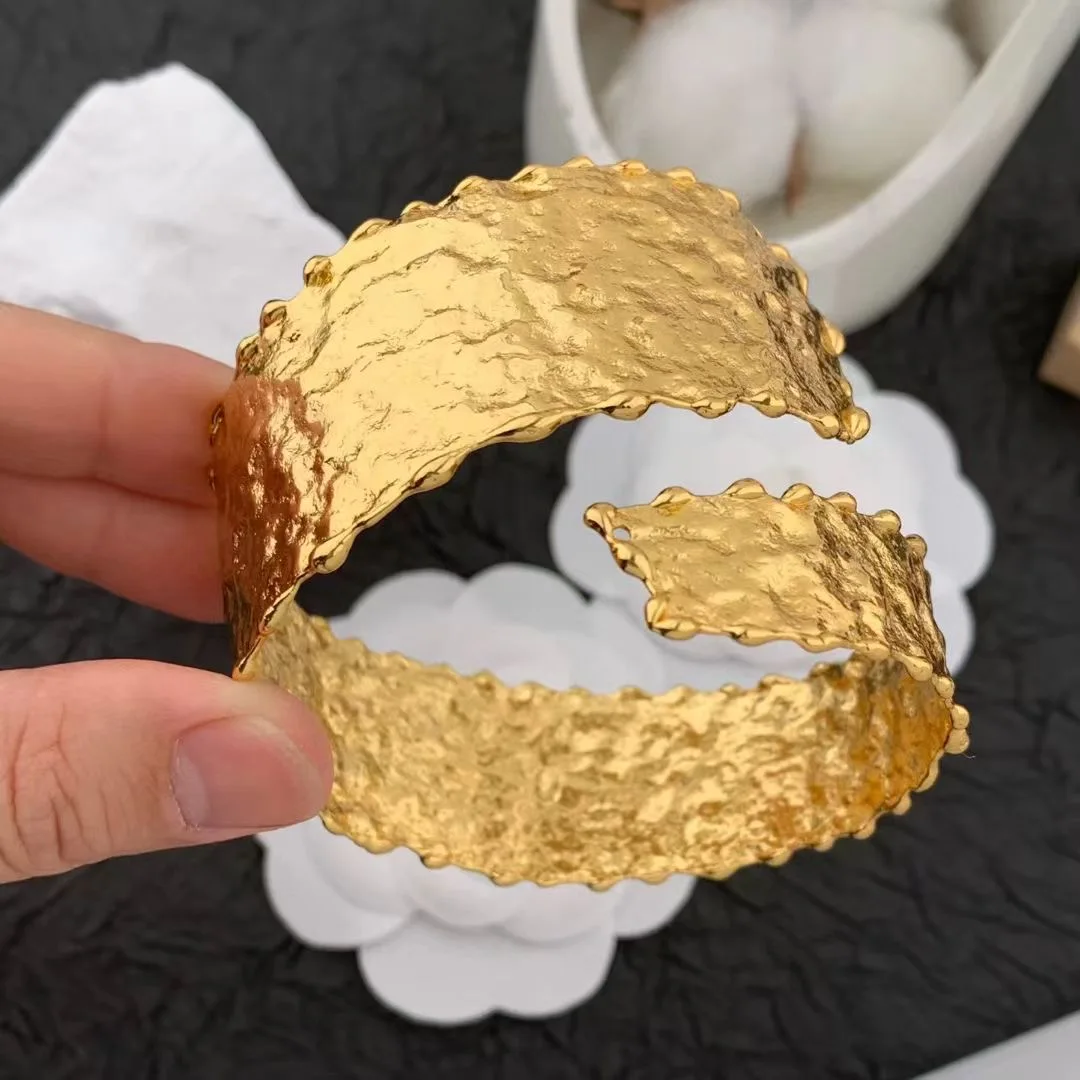 Temperament Advanced personalized Tin foil wrinkled texture bracelet for women's Girl party gift Jewelry accessories
Temperament Advanced personalized Tin foil wrinkled texture bracelet for women's Girl party gift Jewelry accessories