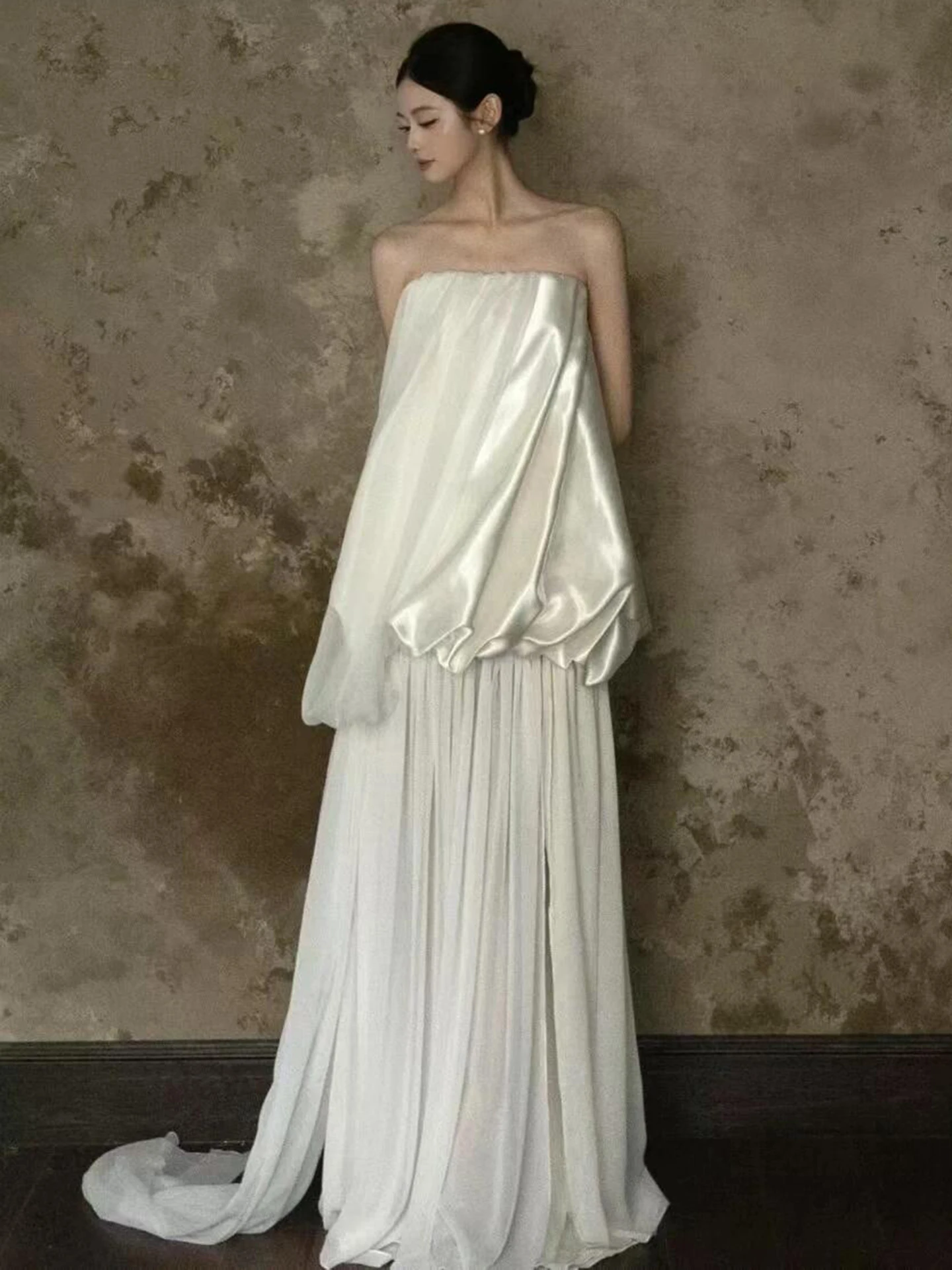 Ele Bridal Gown in Satin for Women Wedding Guest Arrival Outfit Long Sve Floor Length Dr with Zipper for Hotel Indo...
Ele Bridal Gown in Satin for Women Wedding Guest Arrival Outfit Long Sve Floor Length Dr with Zipper for Hotel Indo...
