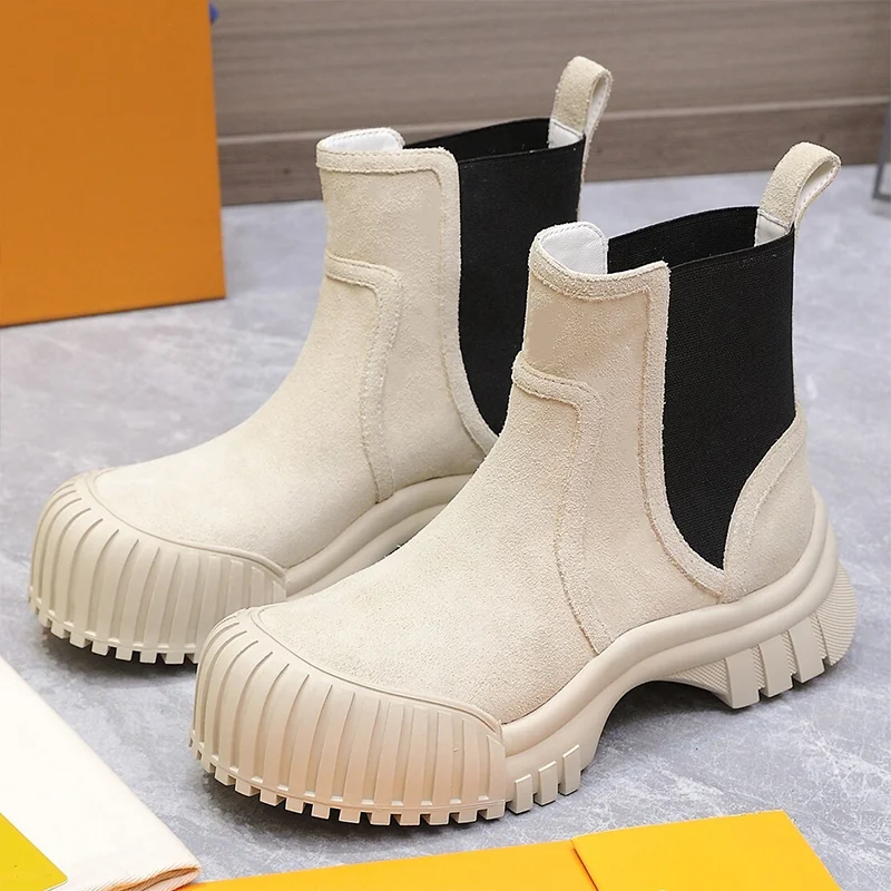 High quality genuine cowhide upper, soft sheepskin lining Women's short boots with a big head design Cute style 25091654
High quality genuine cowhide upper, soft sheepskin lining Women's short boots with a big head design Cute style 25091654