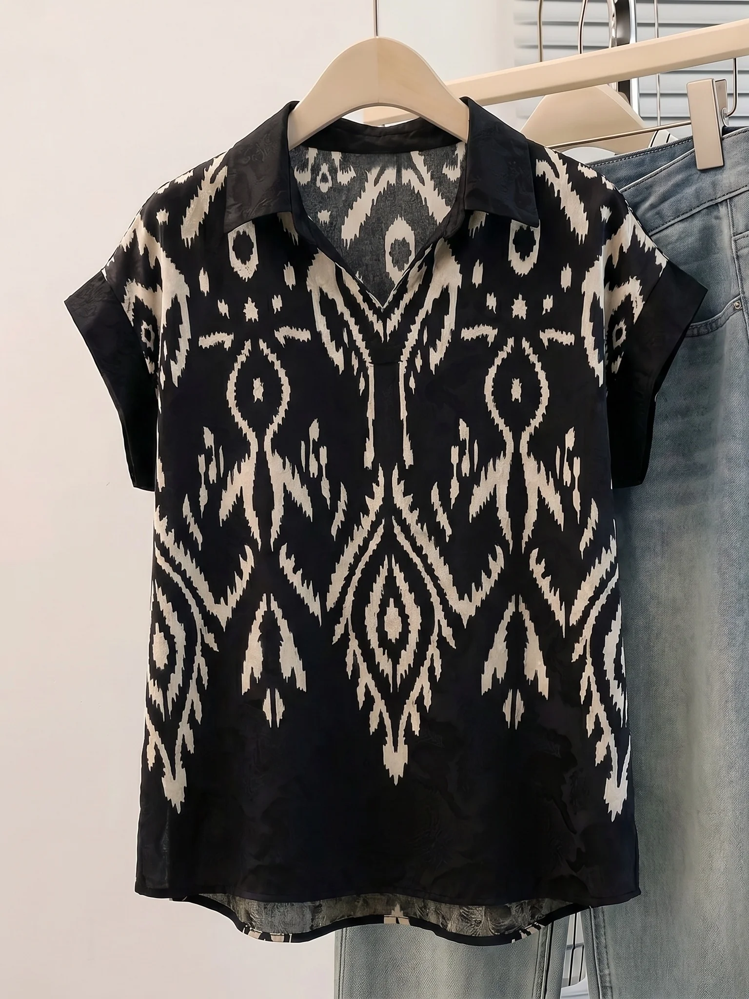 Elegant Ethnic Style Women's Shirt V-Neck Short Sleeve Loose Fit Commute Fashion Korean Version plus Size Slimming Top
Elegant Ethnic Style Women's Shirt V-Neck Short Sleeve Loose Fit Commute Fashion Korean Version plus Size Slimming Top