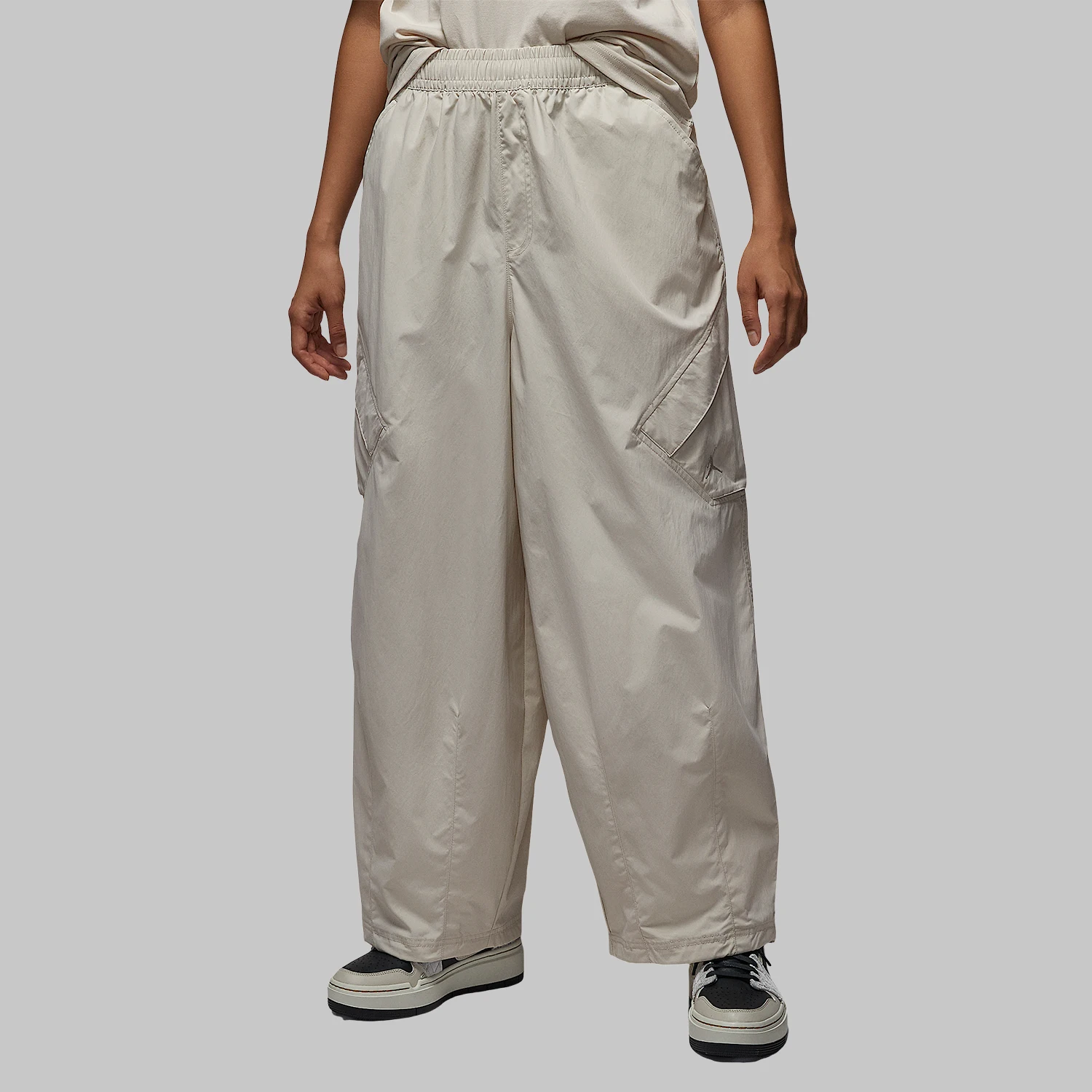 Nike Genuine JORDAN Women's Loose Water-Resistant Casual Pants HM6145-104
Nike Genuine JORDAN Women's Loose Water-Resistant Casual Pants HM6145-104