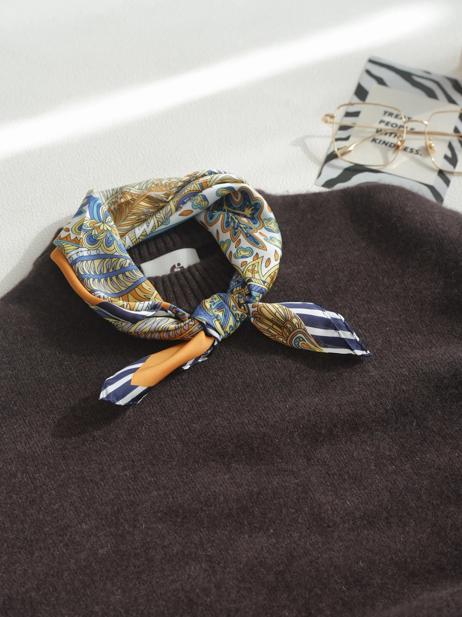 GOTAN Fashionable Small Square Scarf with Coconut Flower Paisley Pattern Vintage Japanese Style Roll Necktie Hairband
GOTAN Fashionable Small Square Scarf with Coconut Flower Paisley Pattern Vintage Japanese Style Roll Necktie Hairband
