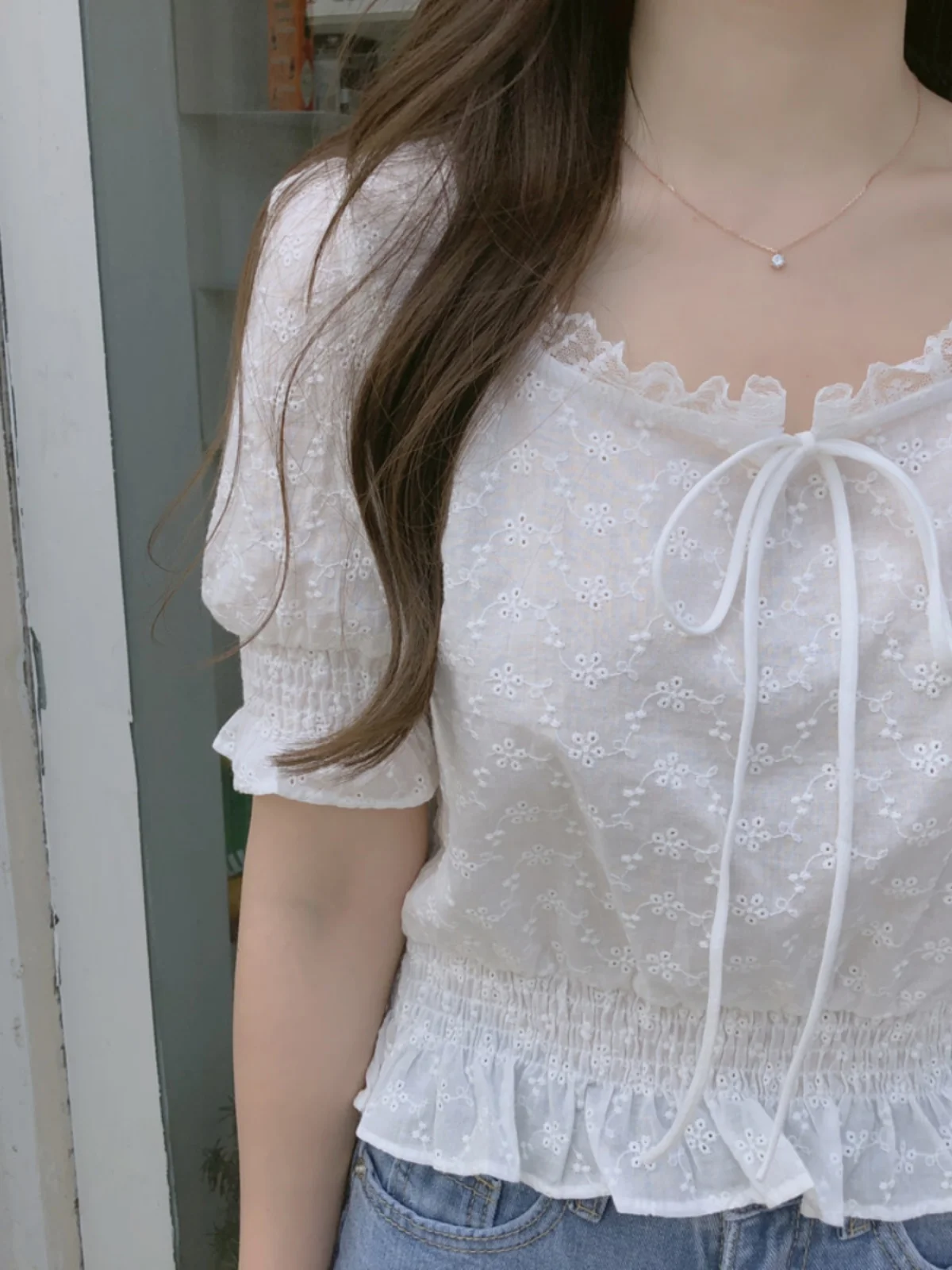 Шикарный корейский белый кружевной топ длиной Bubble Sve, женский летний топ с галстуком-бабочкой и квадратным воротником
Шикарный корейский белый кружевной топ длиной Bubble Sve, женский летний топ с галстуком-бабочкой и квадратным воротником