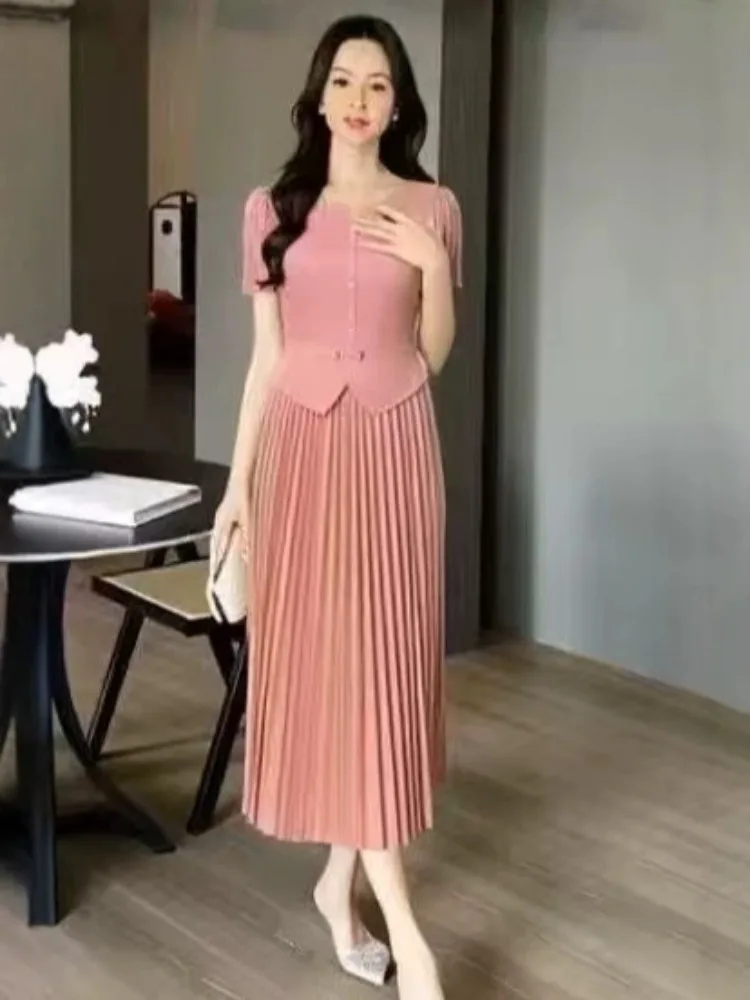 2026 Retro Bronzing Pleated Dress V-neck Printed Short Sleeve Summer New Temperament Fashion Fake Two-piece Long Dress
2026 Retro Bronzing Pleated Dress V-neck Printed Short Sleeve Summer New Temperament Fashion Fake Two-piece Long Dress