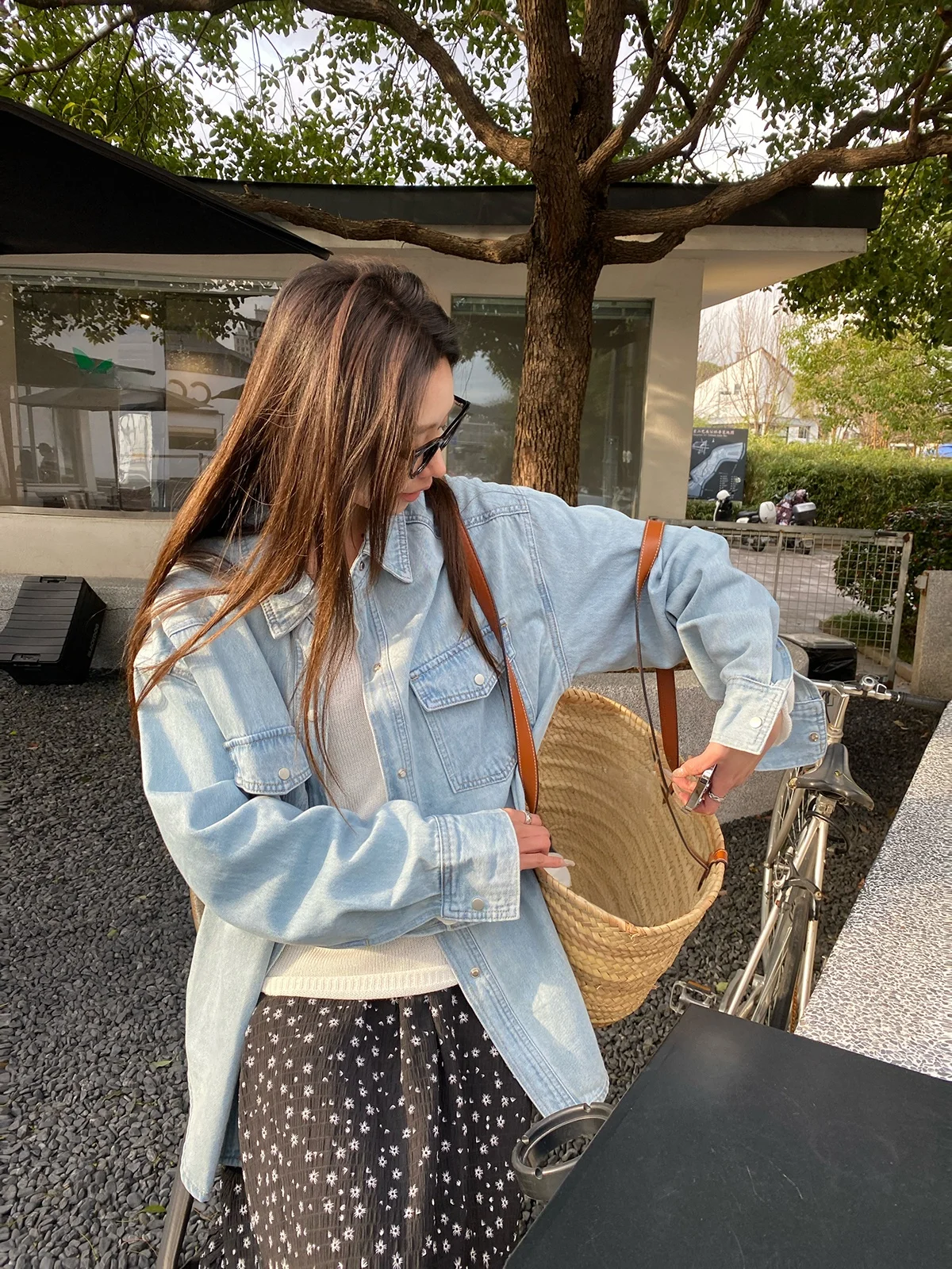 Светло-голубая винтажная универсальная джинсовая рубашка в корейском стиле, повседневная куртка-жакет с карманами, длинными рукавами, из хлопка, для города
Светло-голубая винтажная универсальная джинсовая рубашка в корейском стиле, повседневная куртка-жакет с карманами, длинными рукавами, из хлопка, для города