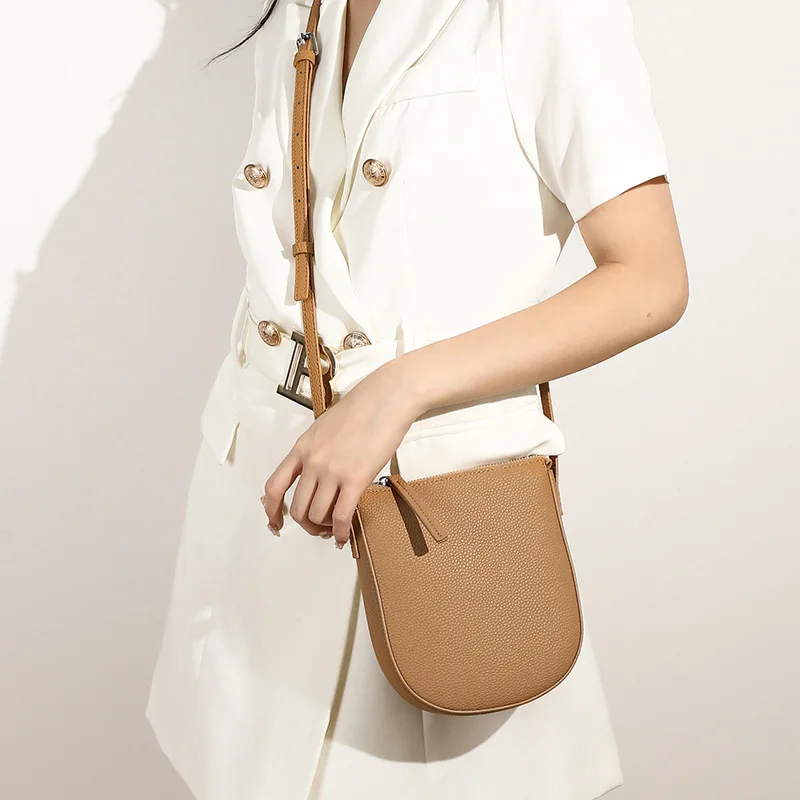 Classic new real leather women's simple solid solid color one-shoulder handbag stylish multifunctional zipper solid board off-ro
Classic new real leather women's simple solid solid color one-shoulder handbag stylish multifunctional zipper solid board off-ro