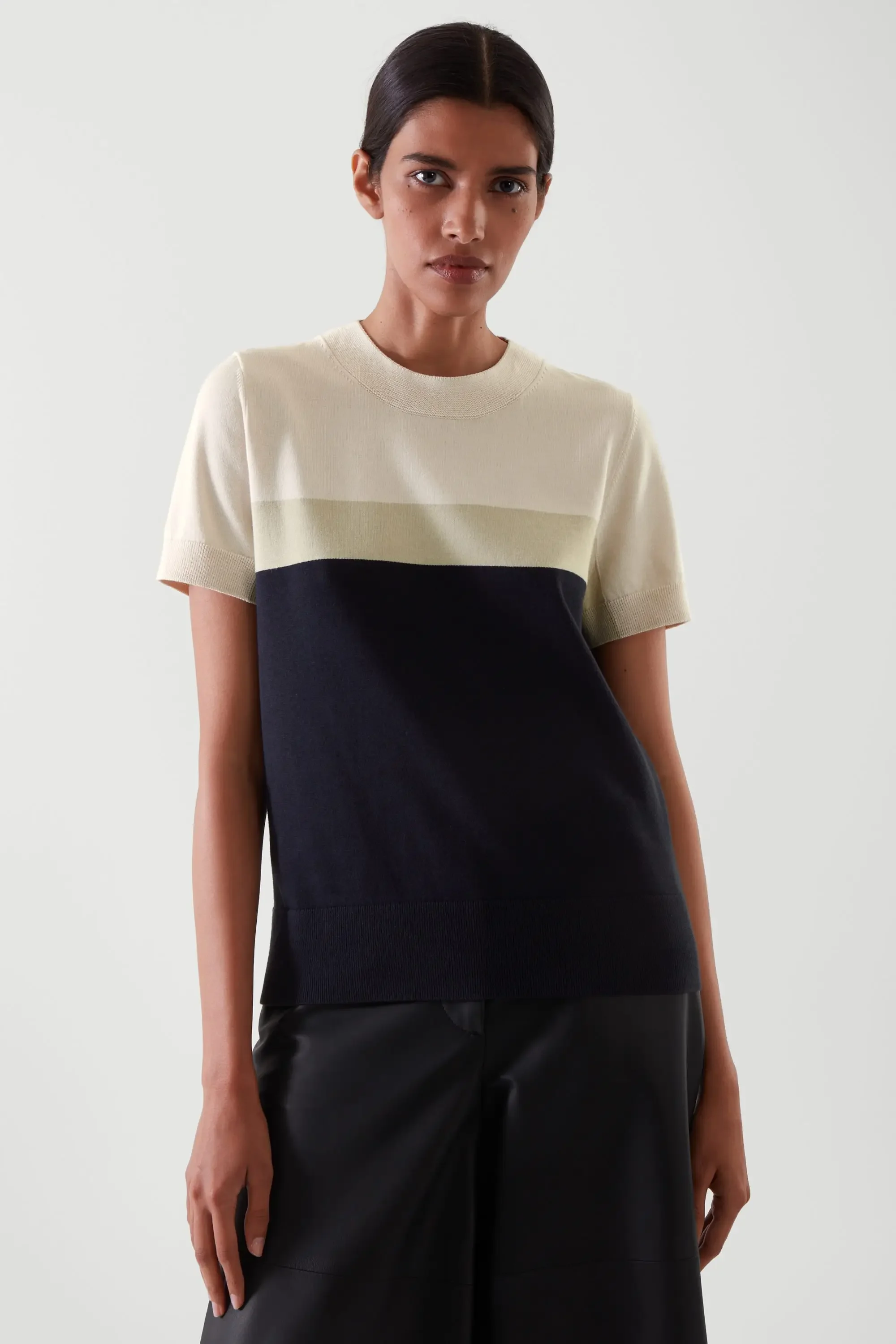 Ethereal costume 2025 cos spring new style of Ladies' casual style color-blocked knitted T-shirt
Ethereal costume 2025 cos spring new style of Ladies' casual style color-blocked knitted T-shirt