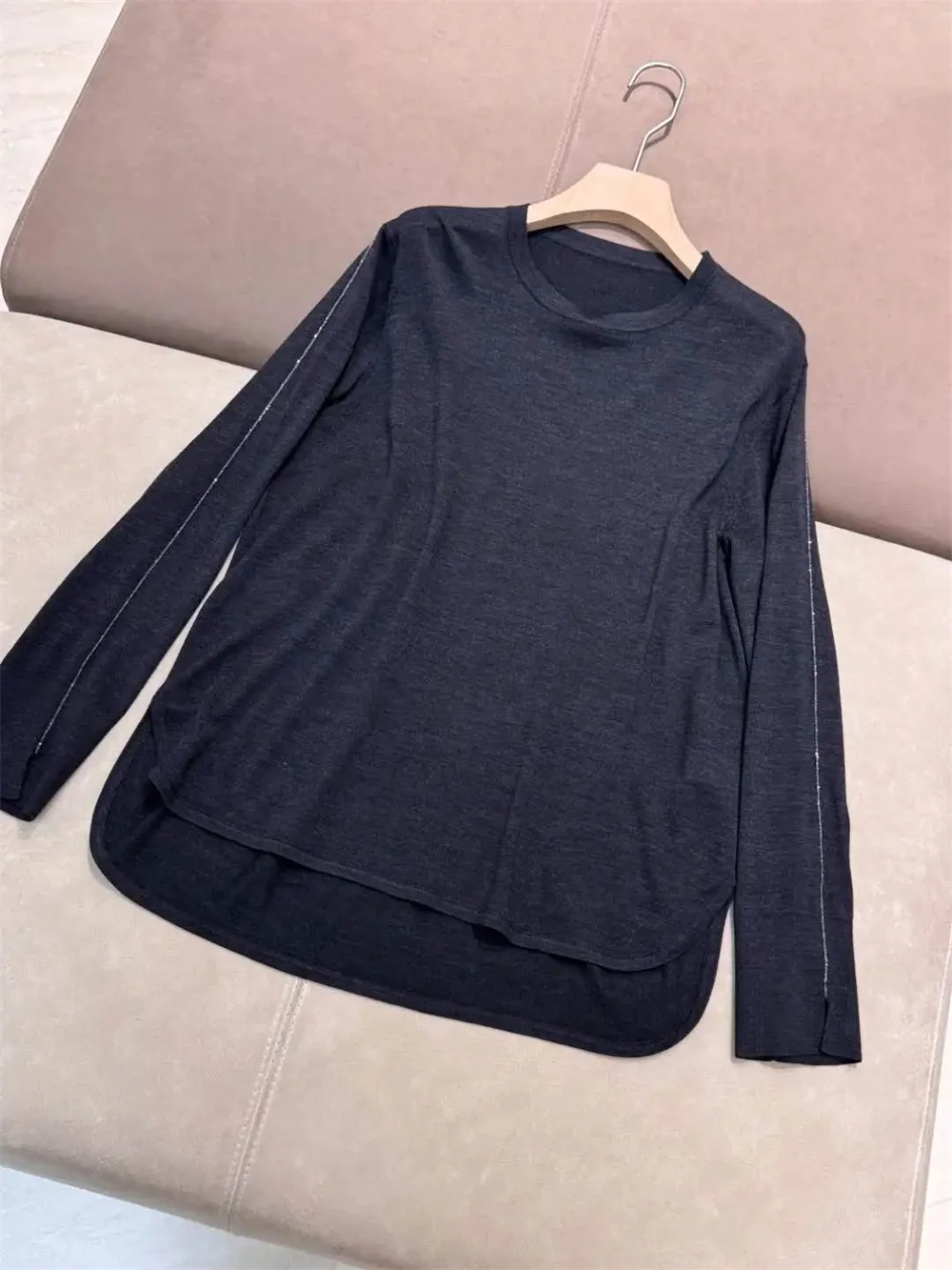 Women's Round Neck Beading Top Lightweight Silk-Wool Long-Sleeve T-Shirt
Women's Round Neck Beading Top Lightweight Silk-Wool Long-Sleeve T-Shirt
