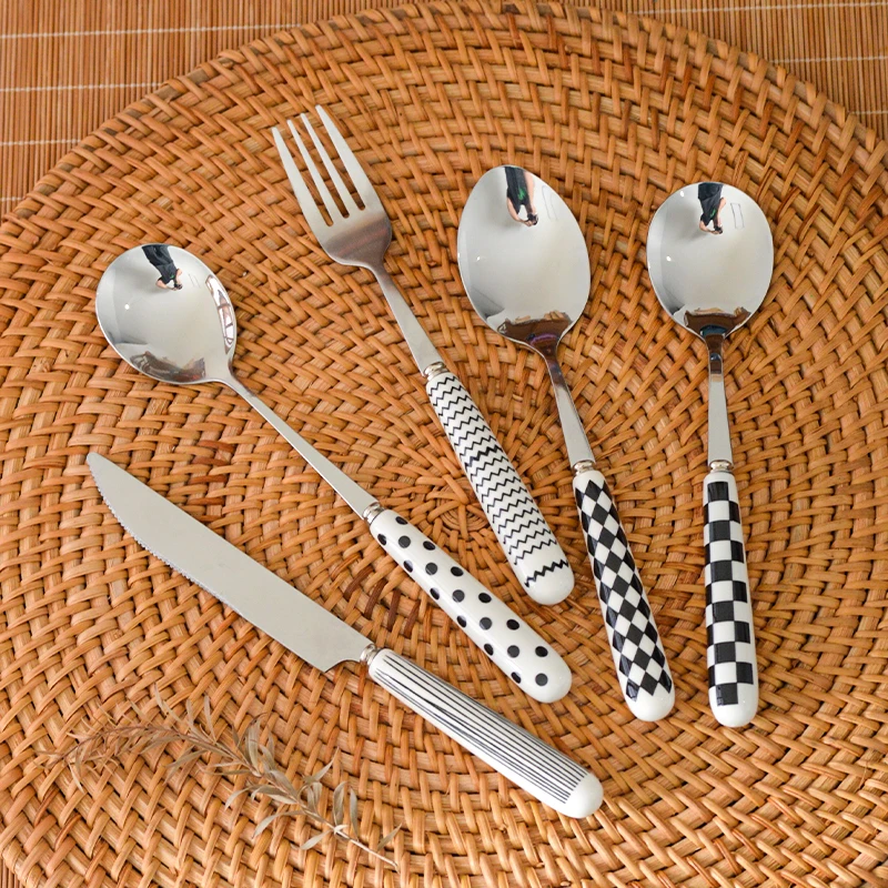 Modern mat Cerc Handle Stainl Steel Western Dining Utensils High Aesthetic Value Home Use Steak Knife Fork Spoon...
Modern mat Cerc Handle Stainl Steel Western Dining Utensils High Aesthetic Value Home Use Steak Knife Fork Spoon...