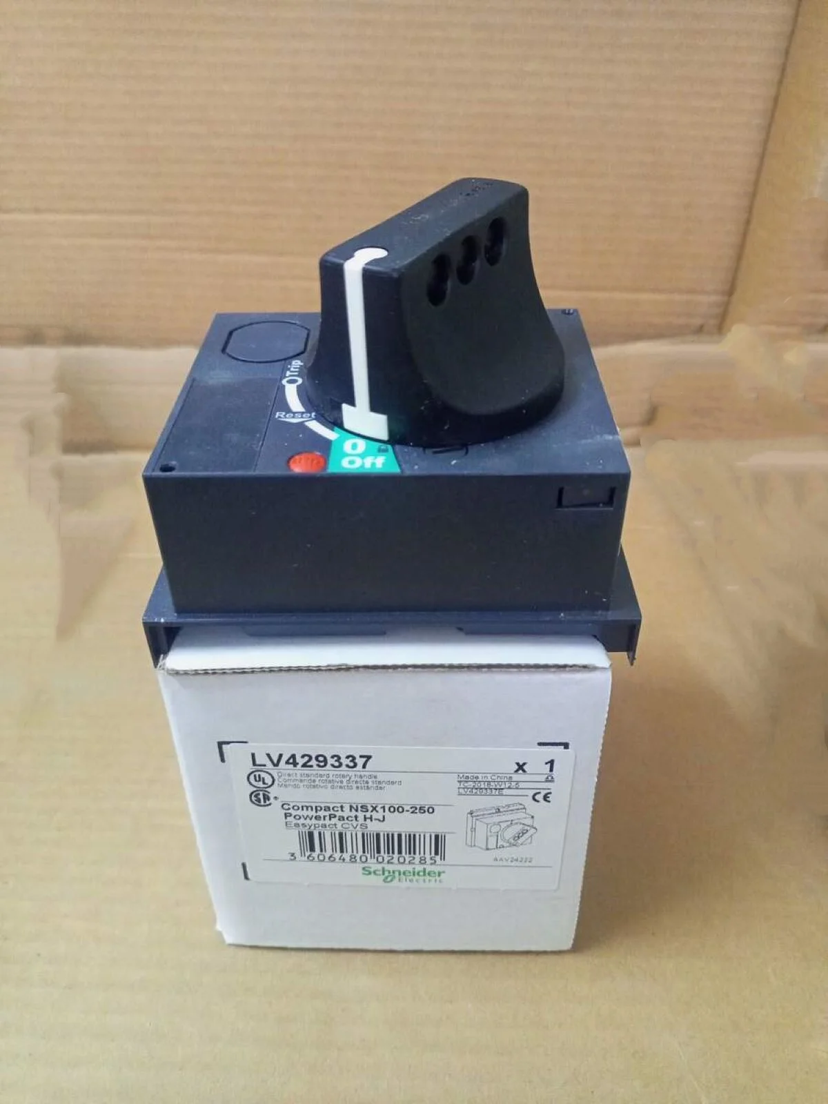 LV429337 Direct rotary handle, ComPact NSX 100/160/250, black handle, IP40
LV429337 Direct rotary handle, ComPact NSX 100/160/250, black handle, IP40