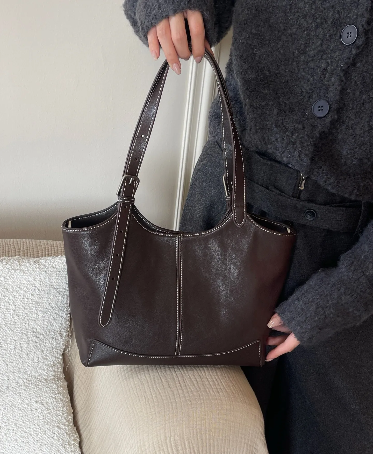 Новая женская сумка-тоут из натуральной коровьей кожи, большая, на плечо, кроссбоди, люксовая дизайнерская, для повседневного использования
Новая женская сумка-тоут из натуральной коровьей кожи, большая, на плечо, кроссбоди, люксовая дизайнерская, для повседневного использования