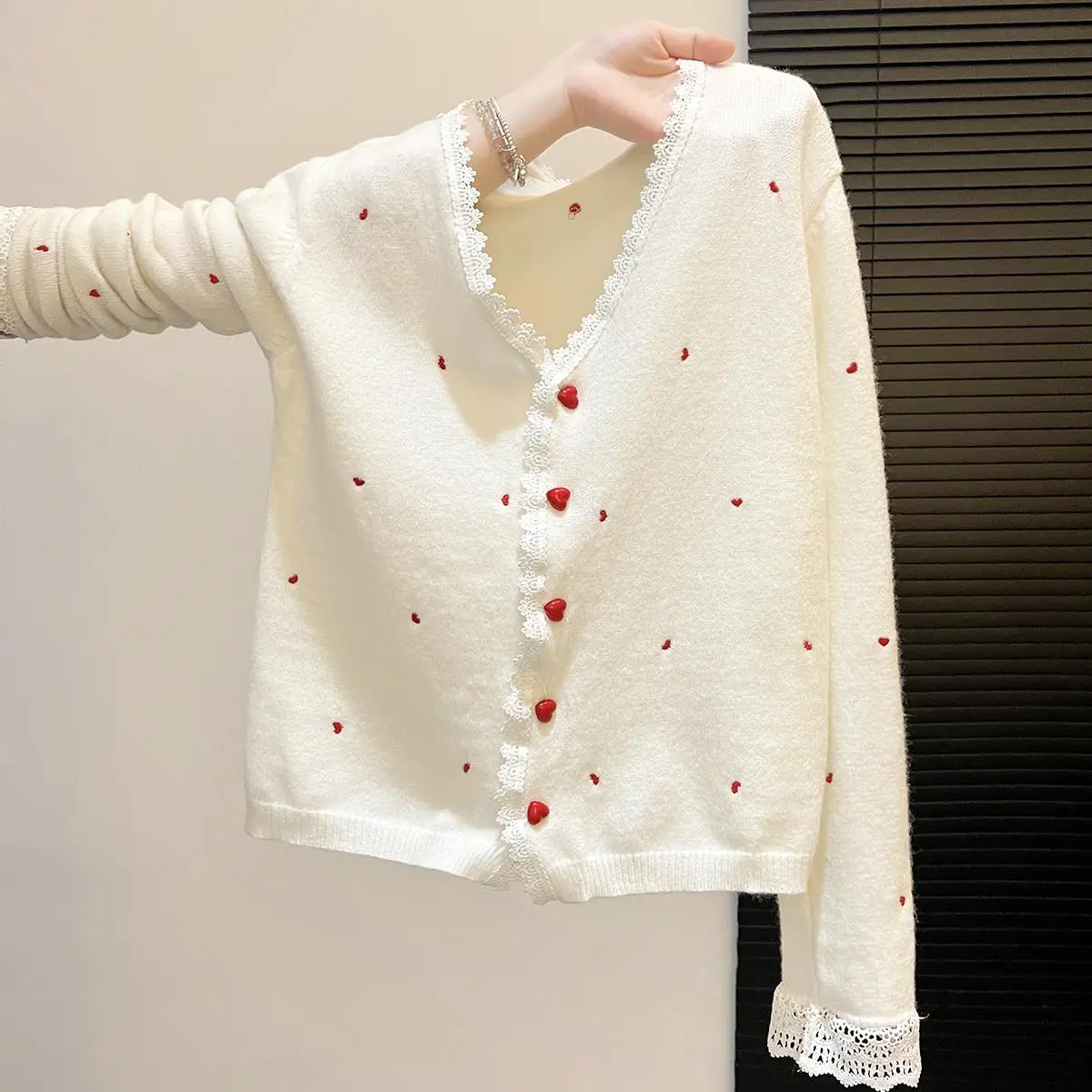 Корейский вязаный кардиган, женский осенний новый кружевной свитер с узором в виде сердца, длинное пальто прямого кроя Sve
Корейский вязаный кардиган, женский осенний новый кружевной свитер с узором в виде сердца, длинное пальто прямого кроя Sve