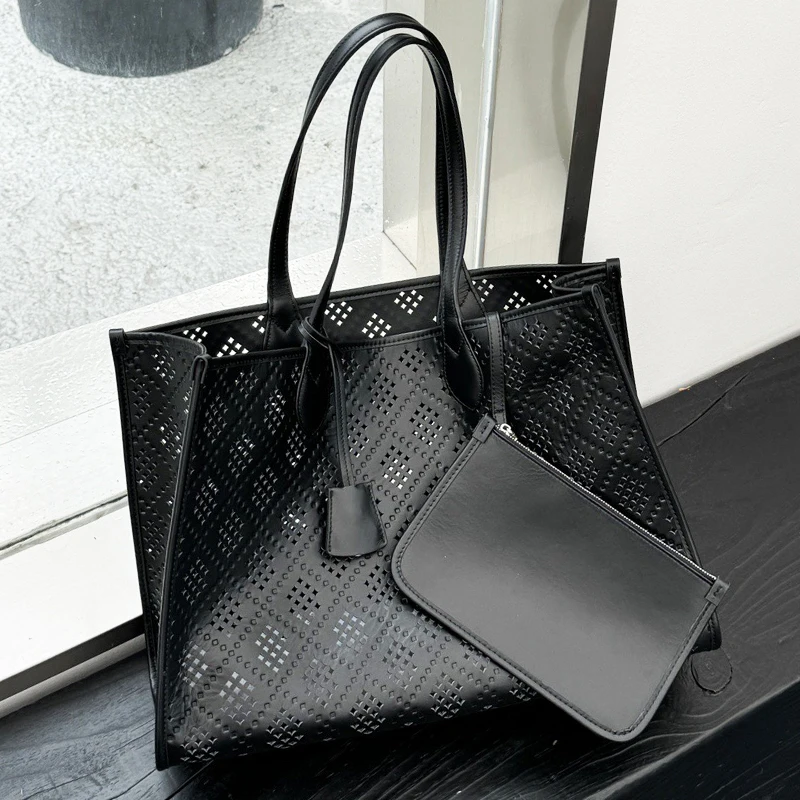 Vintage Hollow Tote Bag For Women Luxury Designer Handbag Purse 2024 New In PU Large Capacity With Card Pocket Underarm Shoulder
Vintage Hollow Tote Bag For Women Luxury Designer Handbag Purse 2024 New In PU Large Capacity With Card Pocket Underarm Shoulder