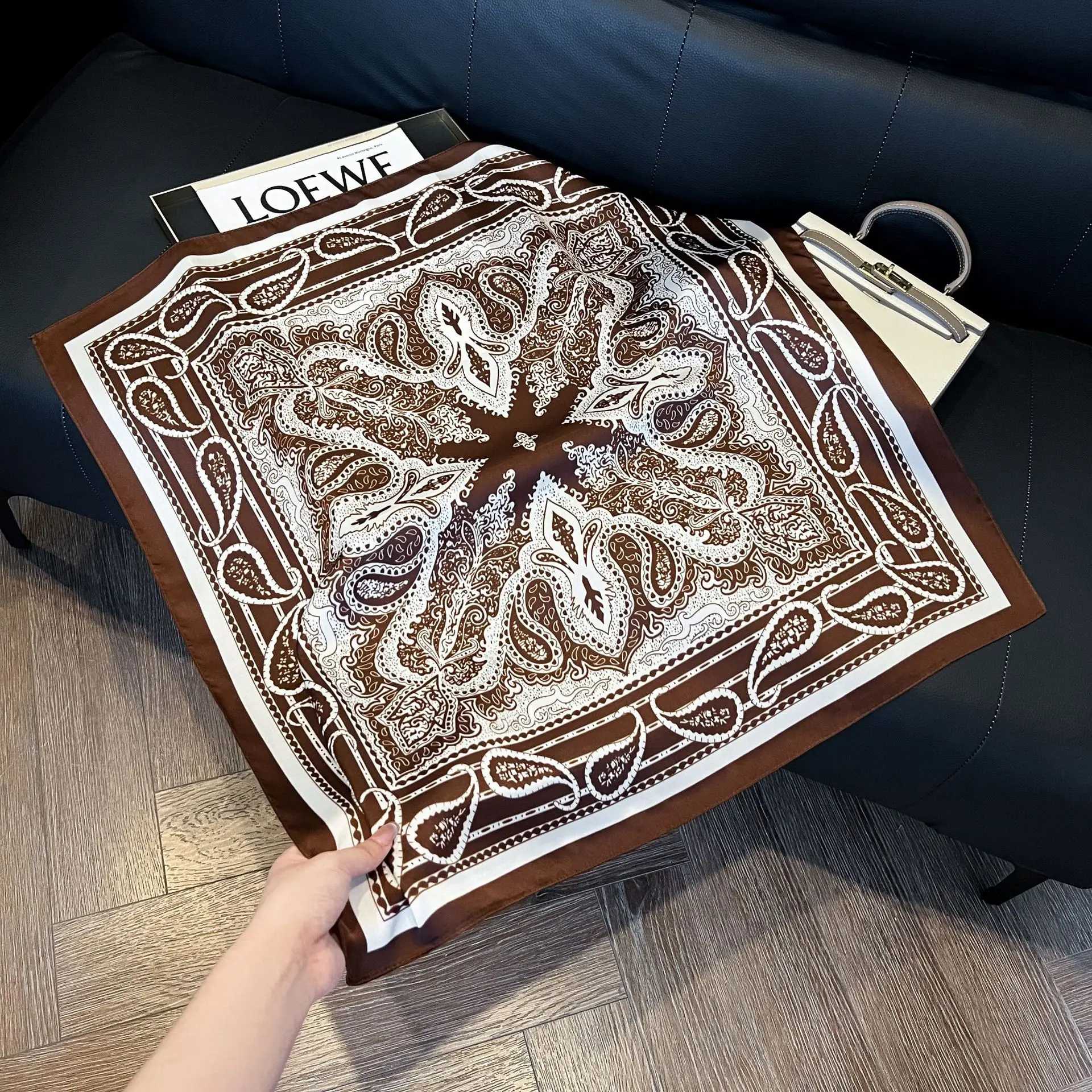 70x70 см квадратный шарф с принтом для женщин, шелковая шаль, шейный платок, женские ленты для волос, повязка на голову, платок, атласный хиджаб, бандана
70x70 см квадратный шарф с принтом для женщин, шелковая шаль, шейный платок, женские ленты для волос, повязка на голову, платок, атласный хиджаб, бандана