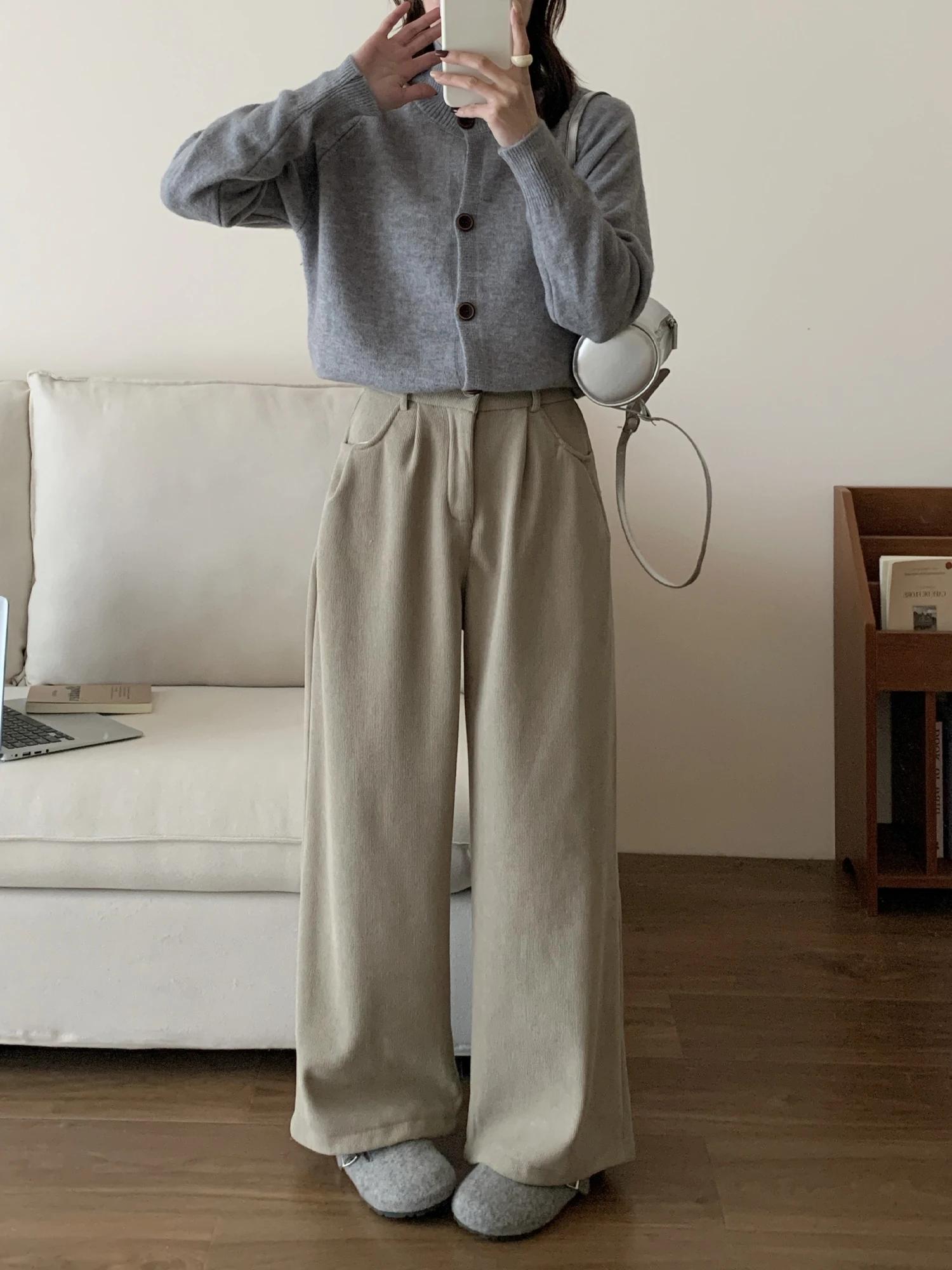 Вельветовые брюки с широкими штанинами для женщин, с высокой талией, свободные, повседневные, на подкладке, скрывающие бедра, утягивающие, комфортные, цвета чайной коричневой.
Вельветовые брюки с широкими штанинами для женщин, с высокой талией, свободные, повседневные, на подкладке, скрывающие бедра, утягивающие, комфортные, цвета чайной коричневой.