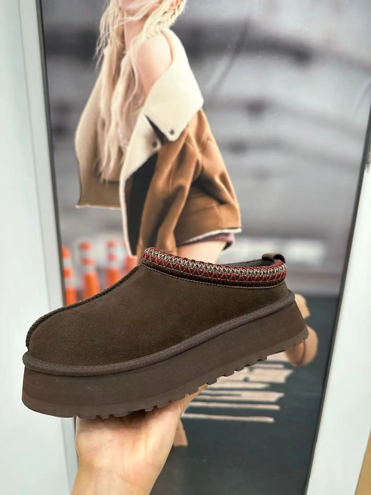 New designer Winter Women Suede Slippers Genuine Leather Tasman Fur Slippers Tazz Shoes Ultra Mini Low-top Warm Boot Short Plush
New designer Winter Women Suede Slippers Genuine Leather Tasman Fur Slippers Tazz Shoes Ultra Mini Low-top Warm Boot Short Plush