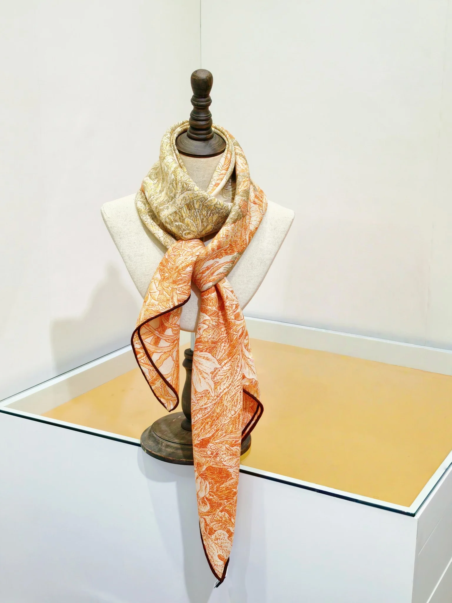 Luxury Versatile WomenScarf Fashionable Double-Sided Printed Women's Shawl Commuter Versatile Headscarf Velvet Square Scarf Gift
Luxury Versatile WomenScarf Fashionable Double-Sided Printed Women's Shawl Commuter Versatile Headscarf Velvet Square Scarf Gift